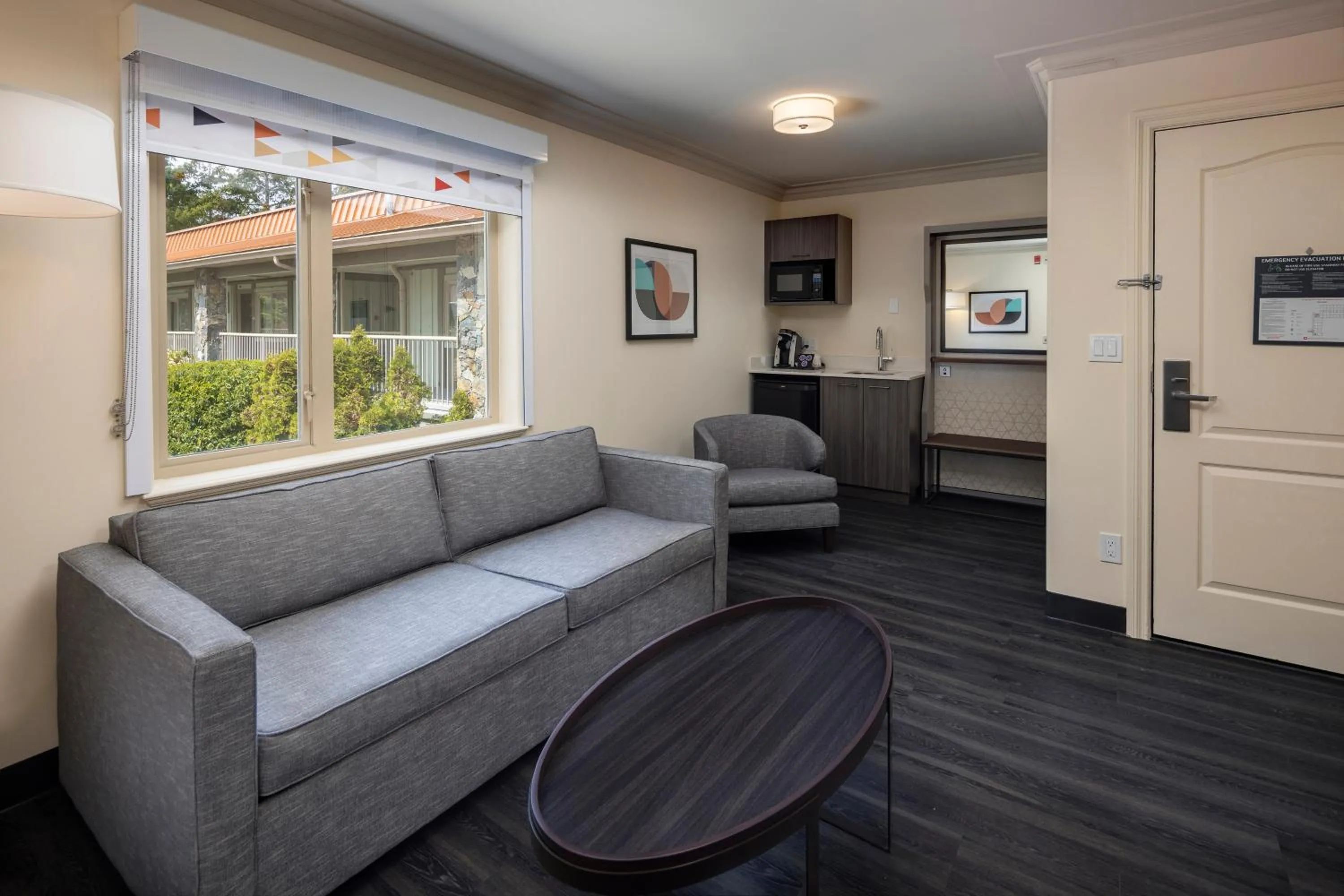 Seating area in Holiday Inn Victoria - Elk Lake by IHG