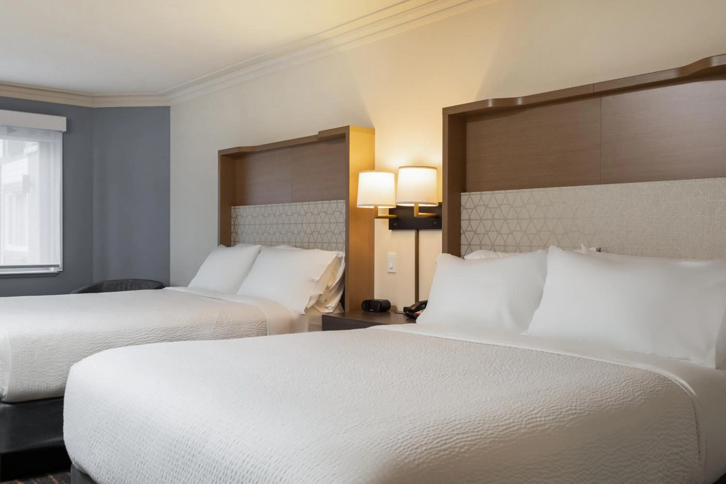 Bed in Holiday Inn Victoria - Elk Lake by IHG