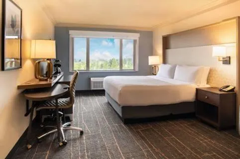 Bed in Holiday Inn Victoria - Elk Lake by IHG