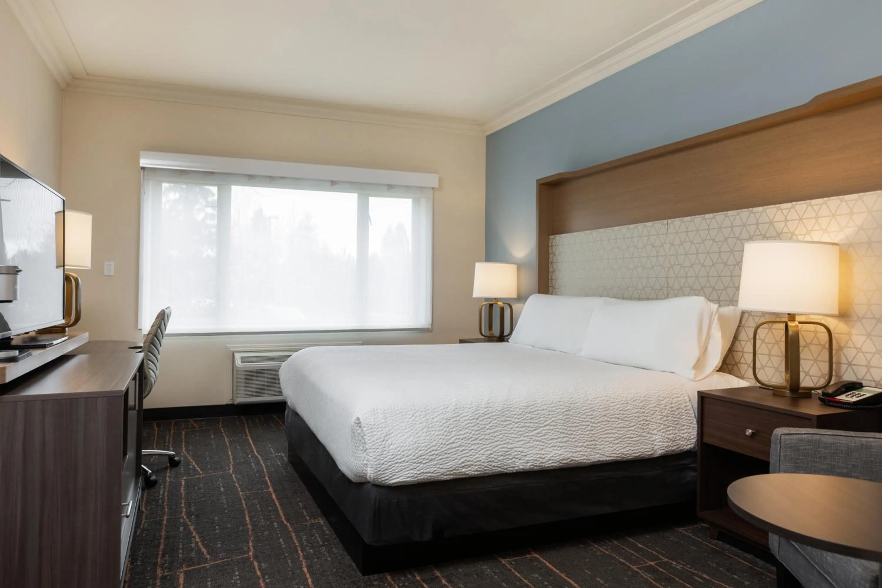 Bed in Holiday Inn Victoria - Elk Lake by IHG