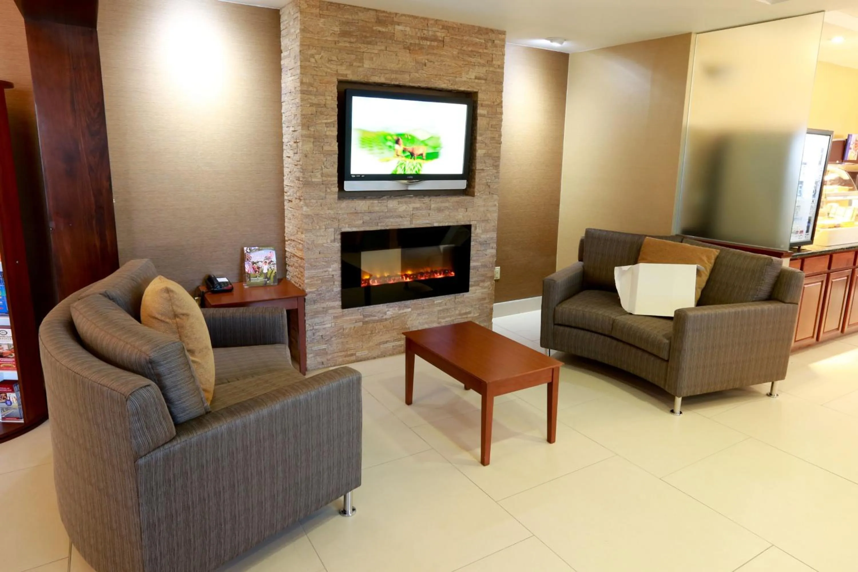 Lobby or reception in Holiday Inn Express Hotel & Suites West Chester by IHG