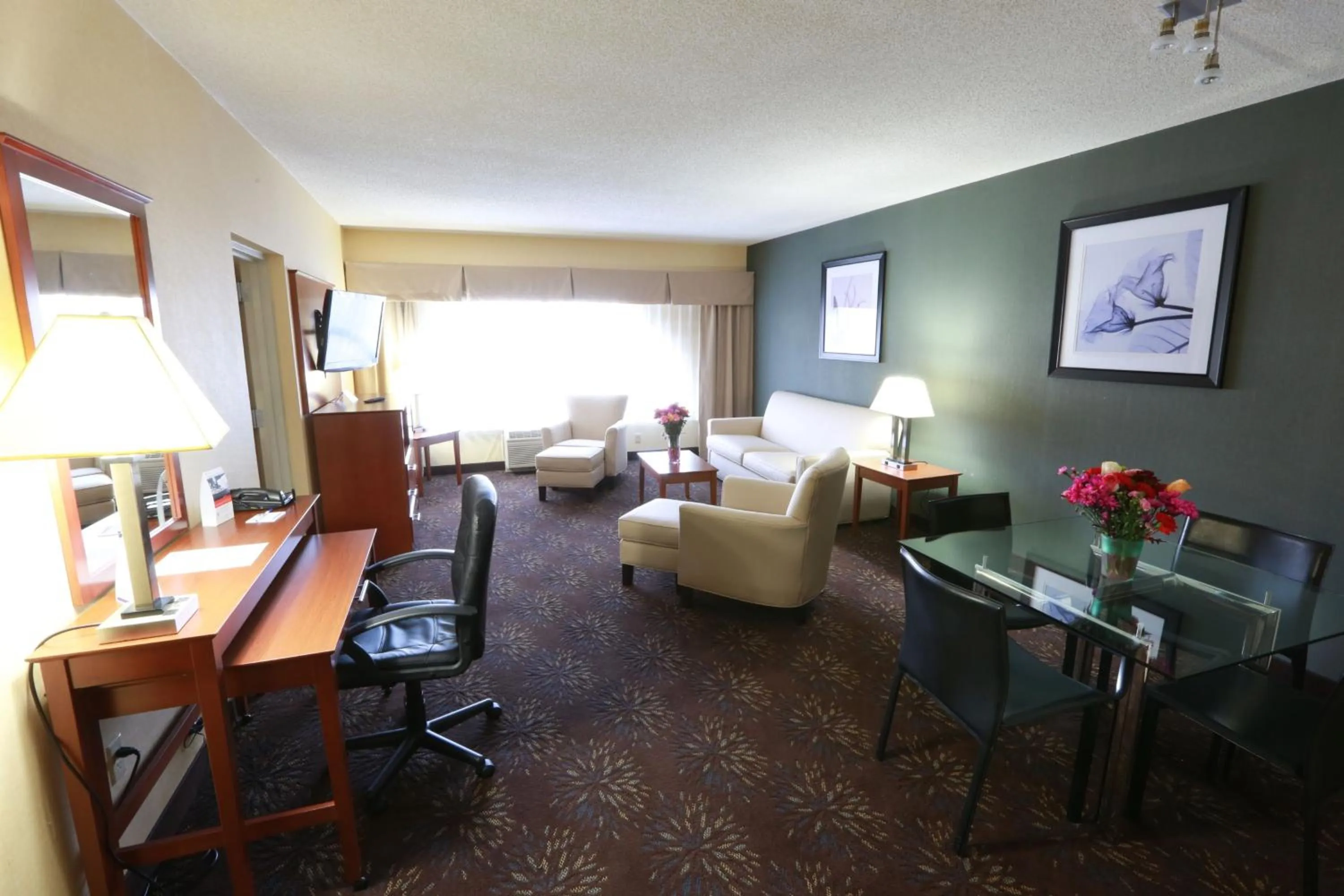 Photo of the whole room in Holiday Inn Express Hotel & Suites West Chester by IHG