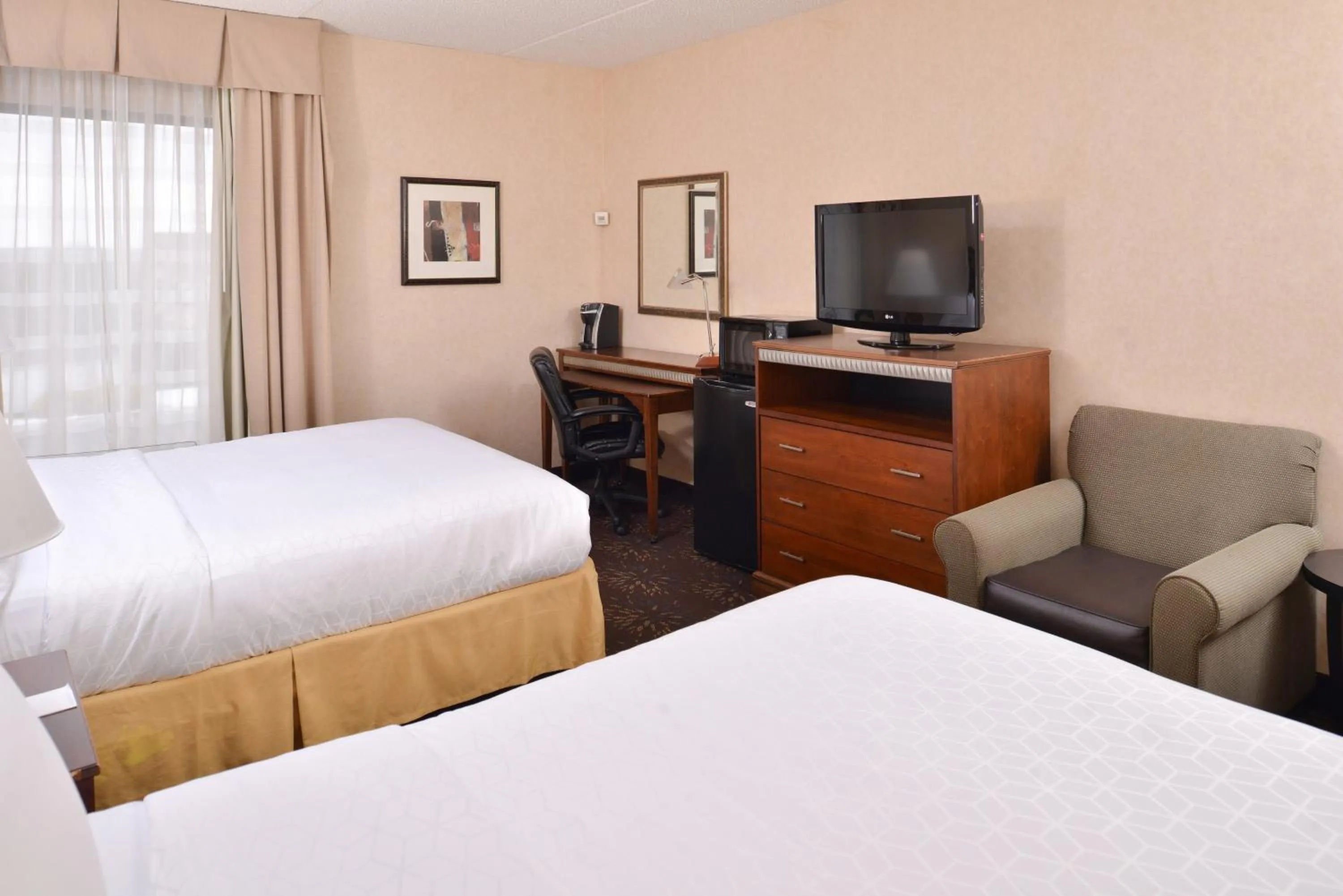 Photo of the whole room, Bed in Holiday Inn Express Hotel & Suites West Chester by IHG