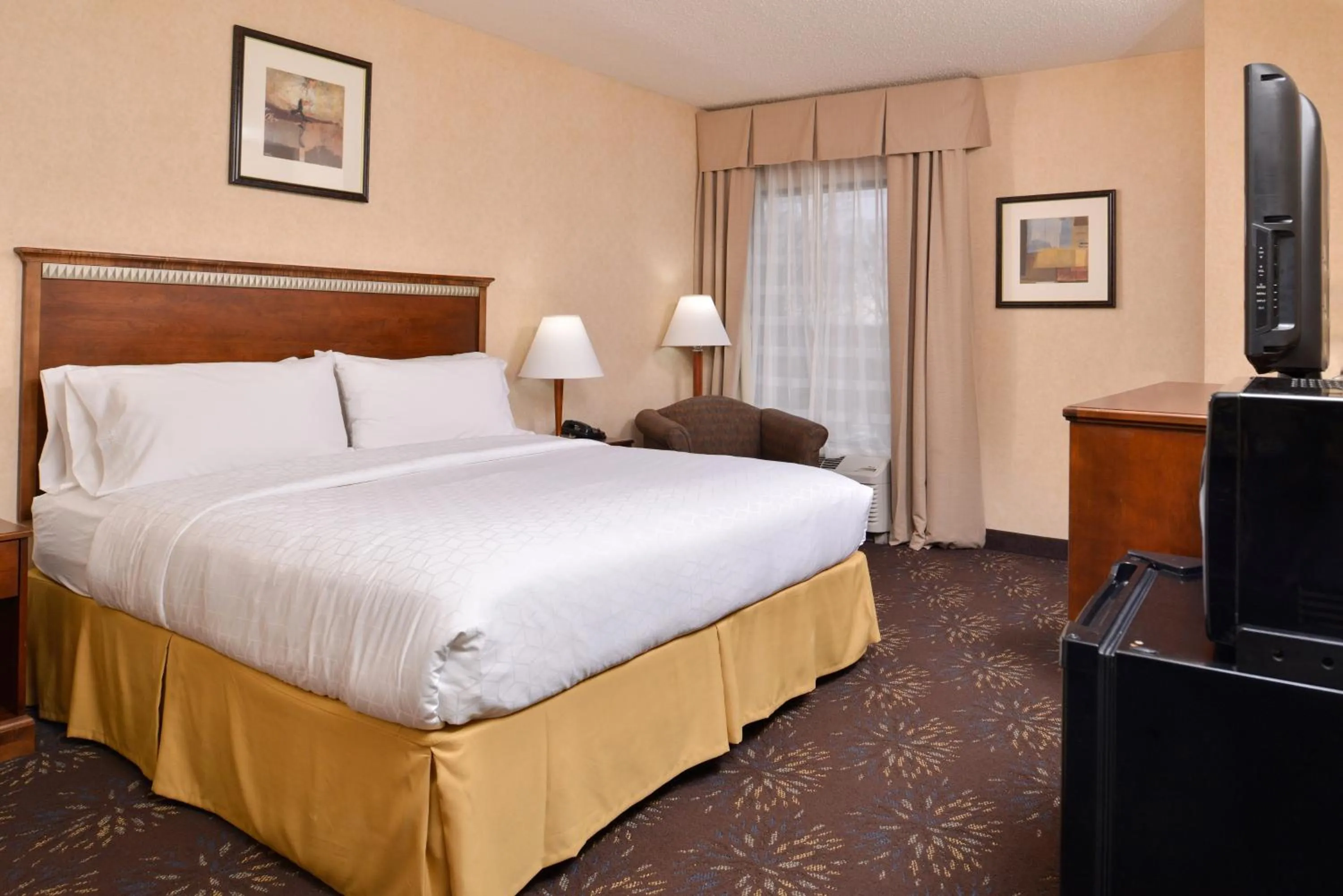 Photo of the whole room, Bed in Holiday Inn Express Hotel & Suites West Chester by IHG