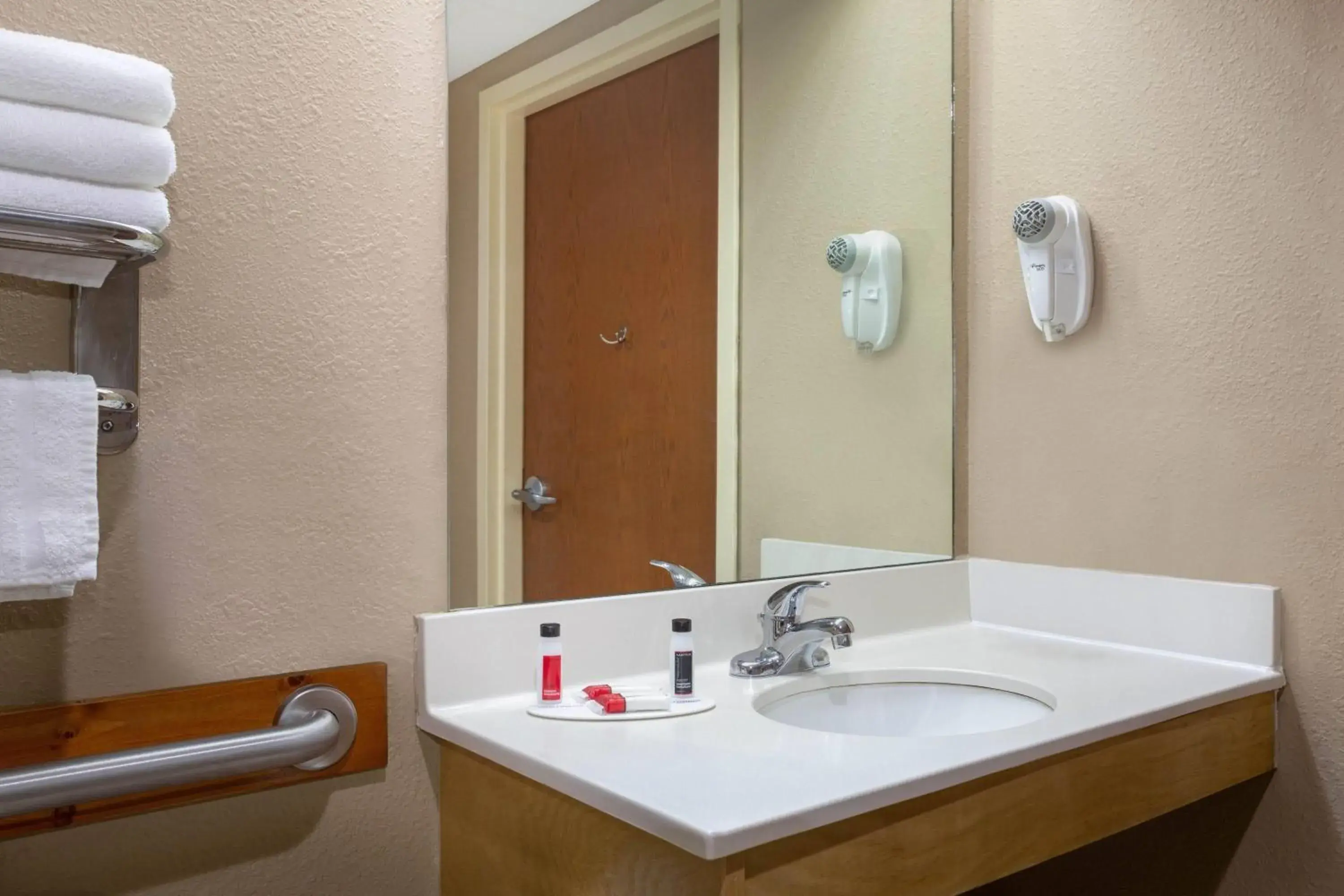 Bathroom in Days Inn & Suites by Wyndham Cuba Bathroom in Days Inn & Suites by Wyndham Cuba