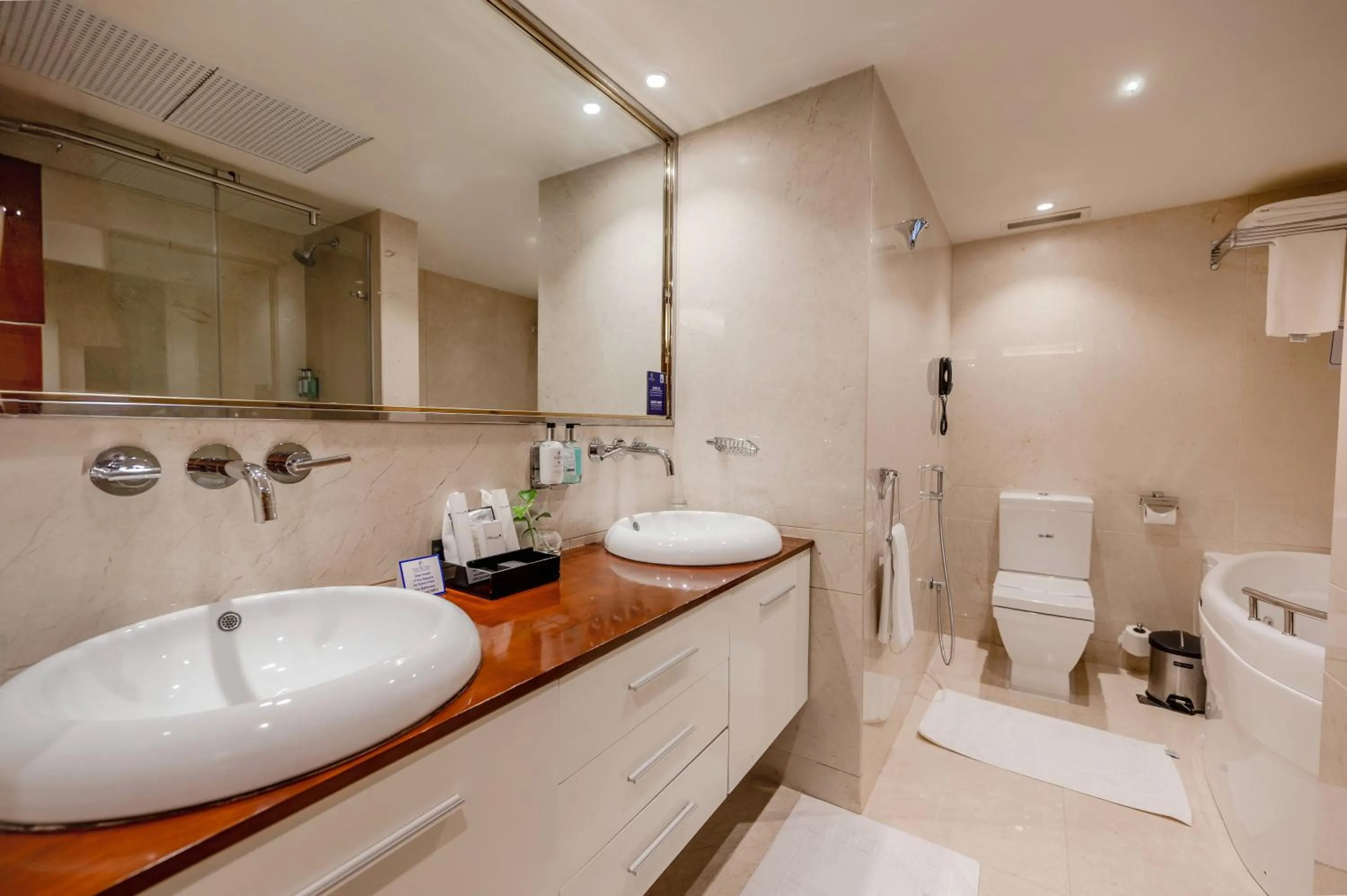 Shower in Maysan Al Harithia Hotel