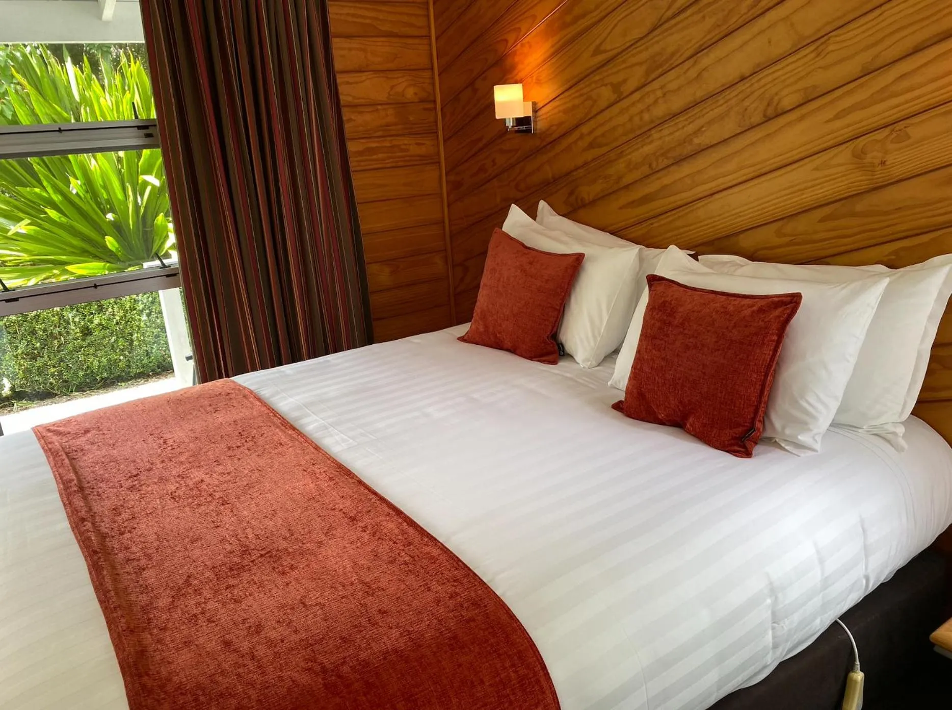 Bed in Colonial House Motel