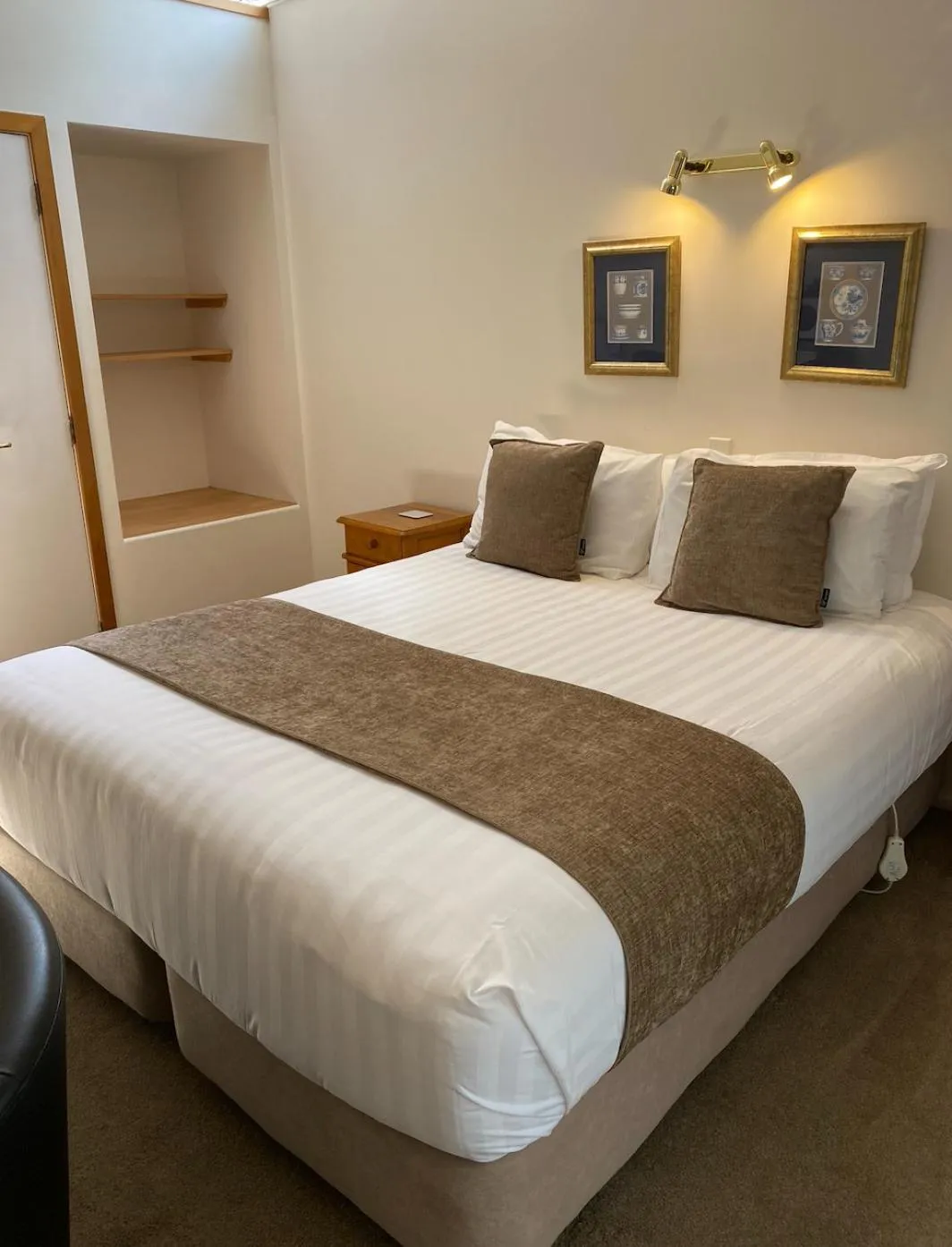 Bed in Colonial House Motel