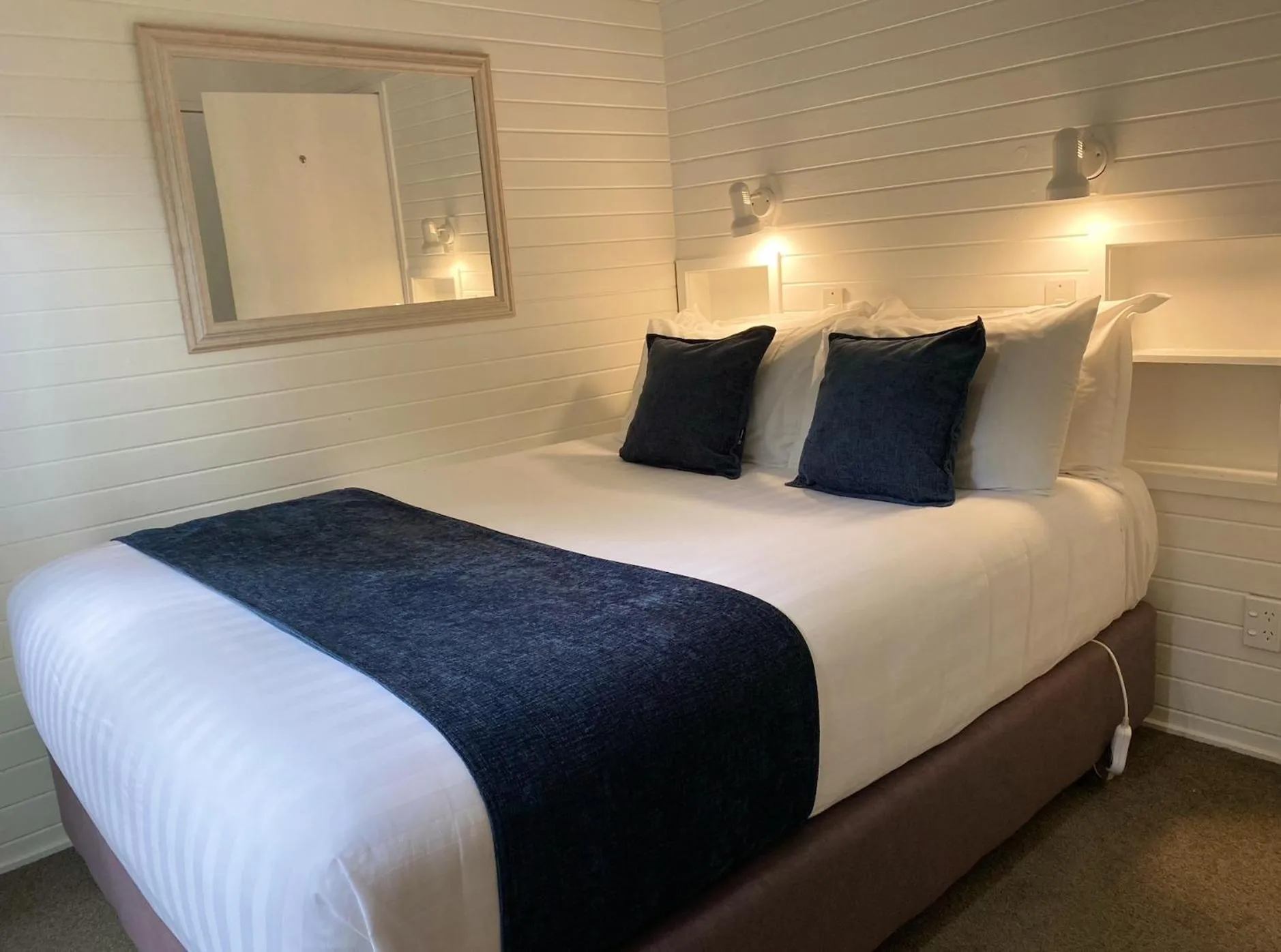 Bed in Colonial House Motel