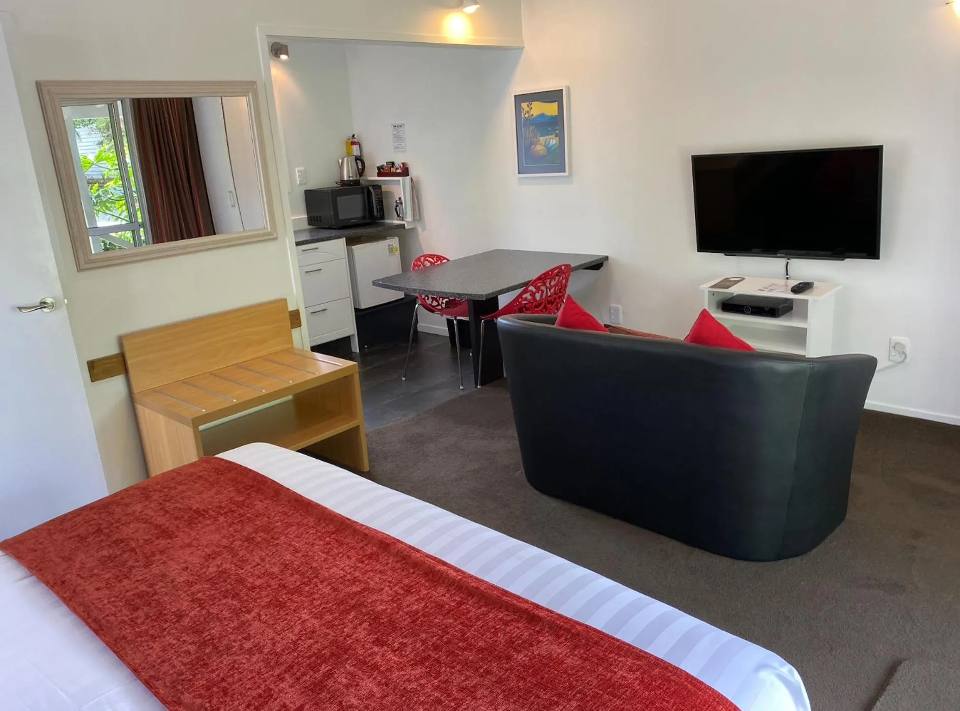 Bed in Colonial House Motel