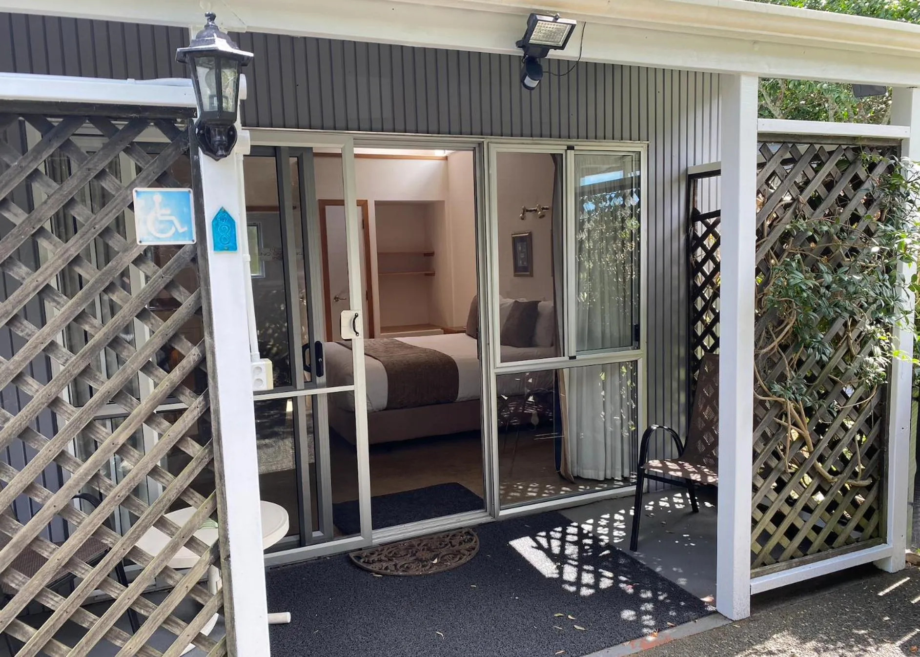 Bed in Colonial House Motel