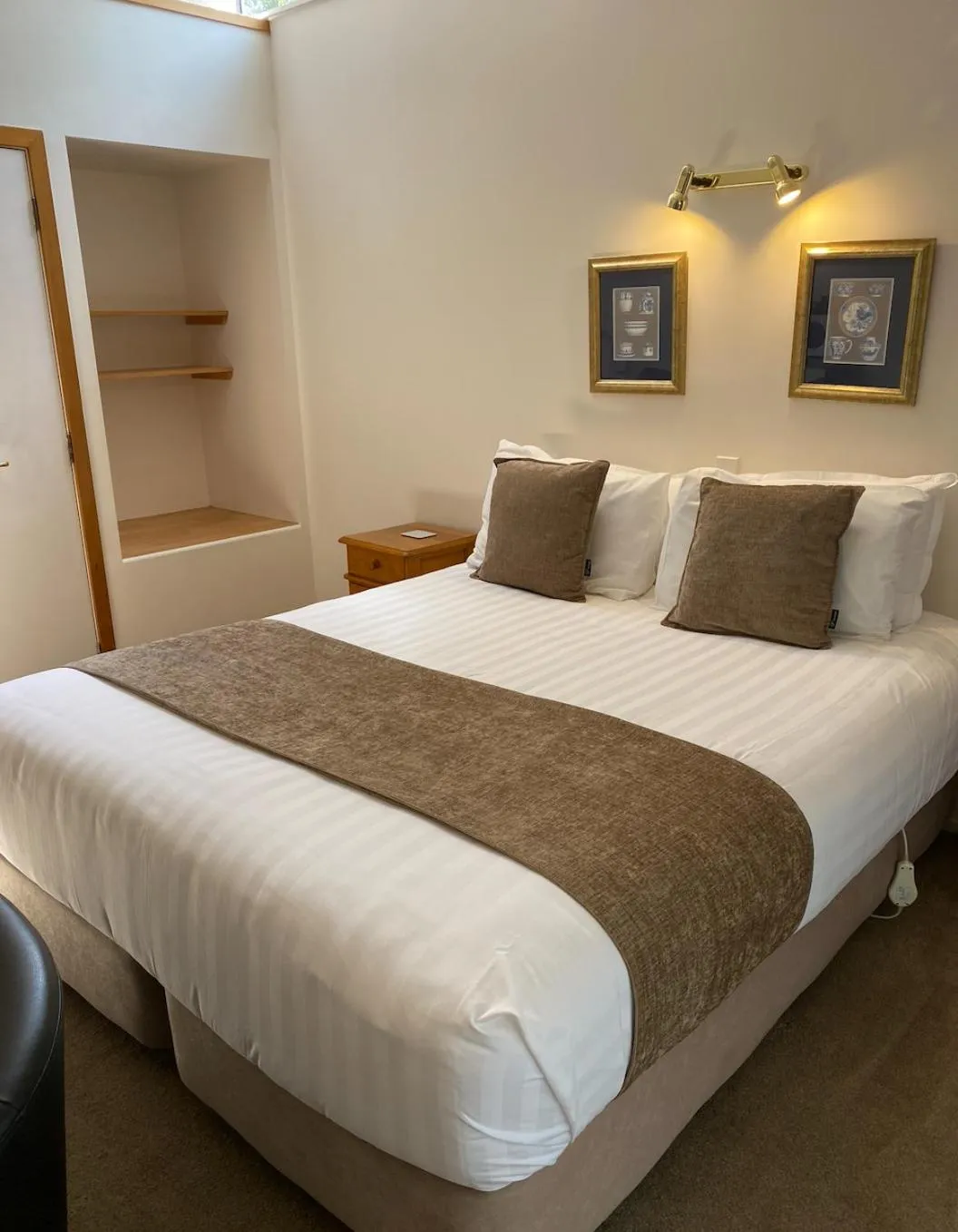 Bed in Colonial House Motel