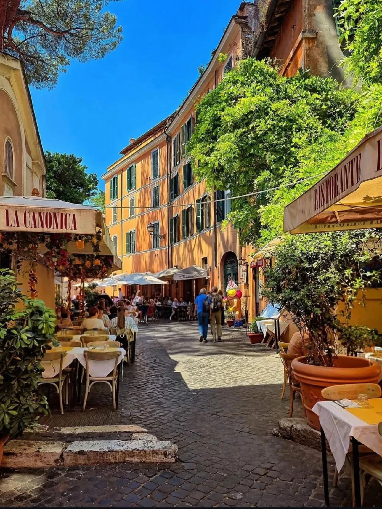 Neighbourhood in Trastevere Stars