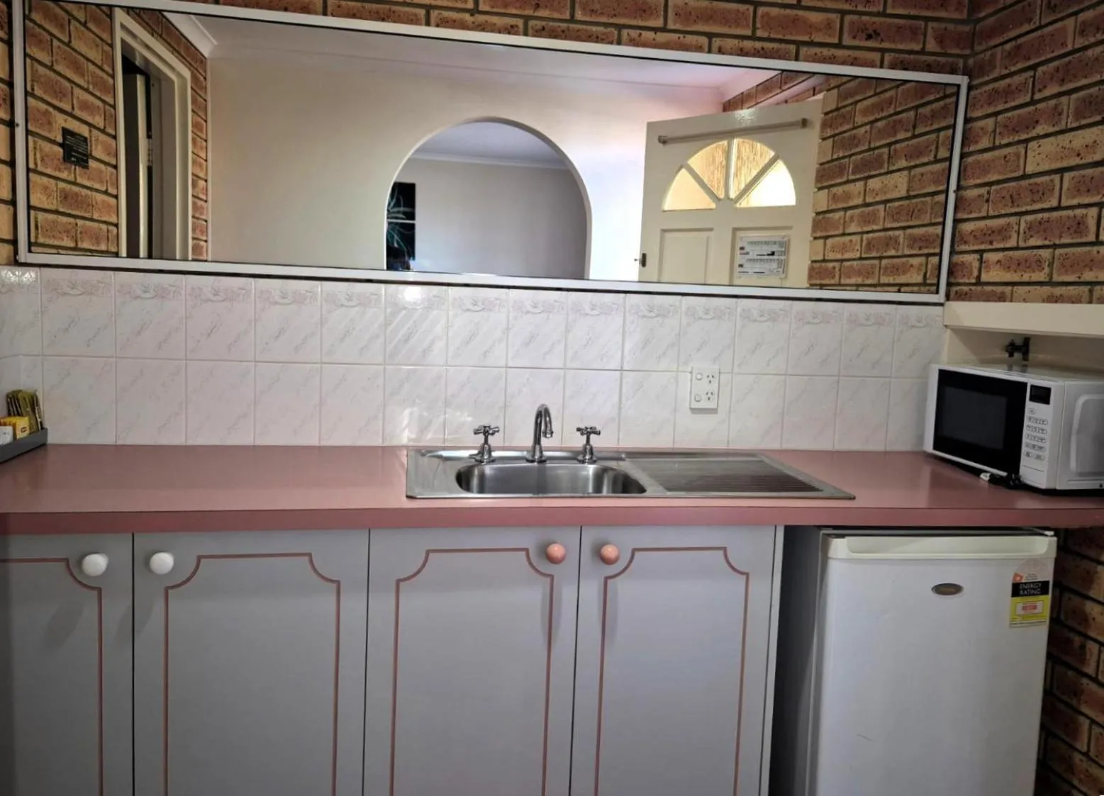 Kitchen or kitchenette in Twofold Bay Motor Inn