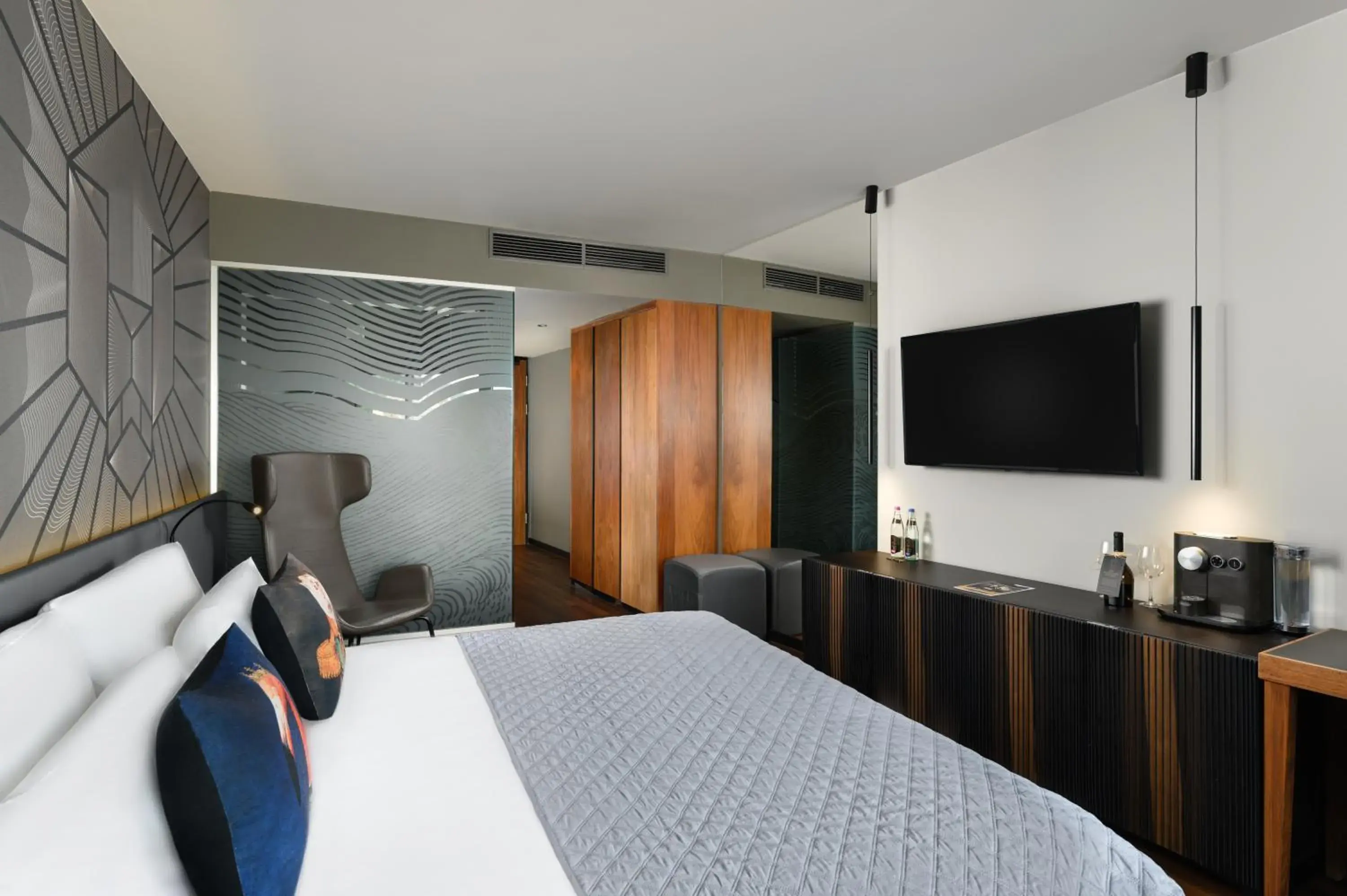 Bed, TV/Entertainment Center in Hotel Clark Budapest - Adults Only
