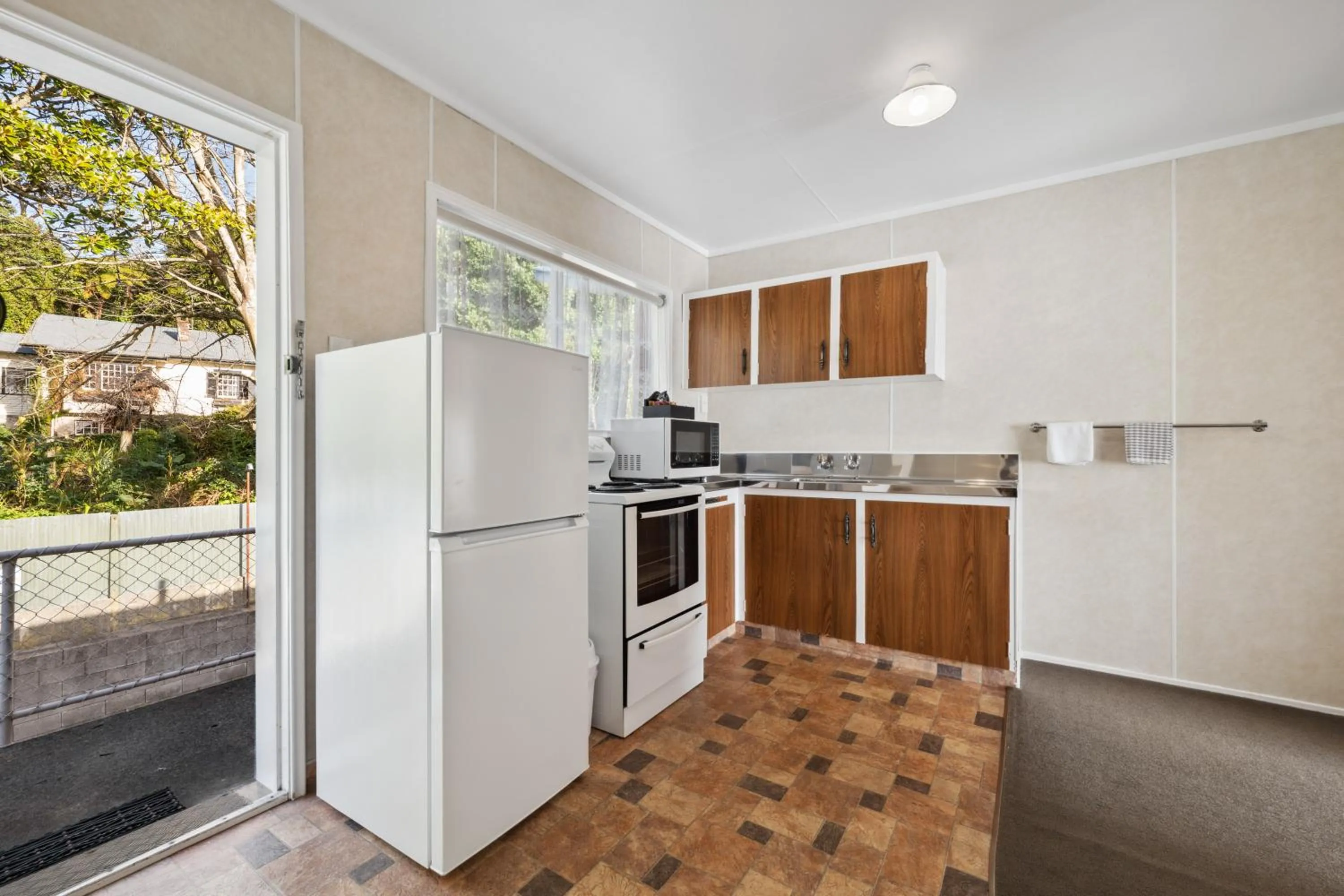 microwave in Flamingo Motel