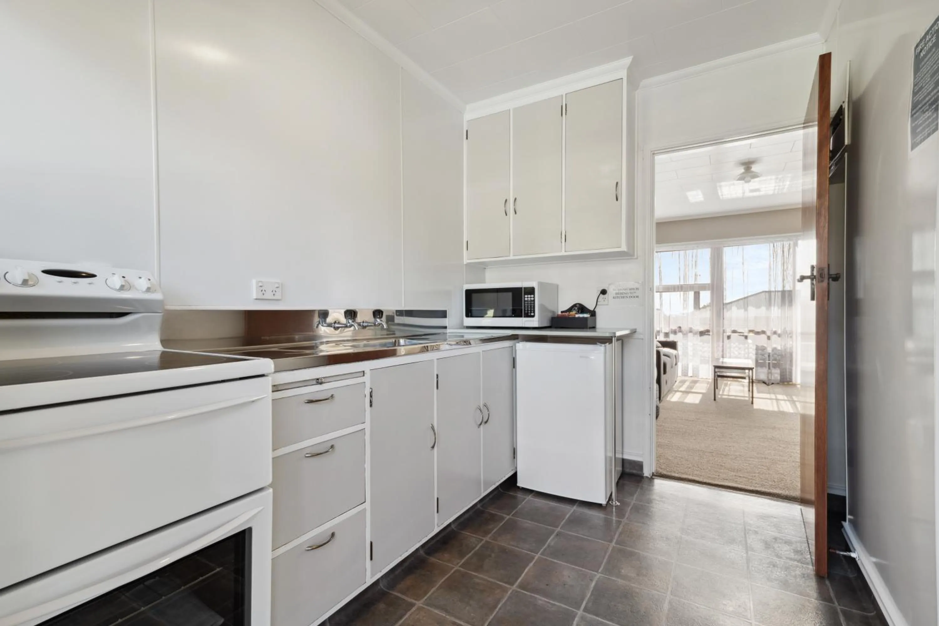 microwave in Flamingo Motel