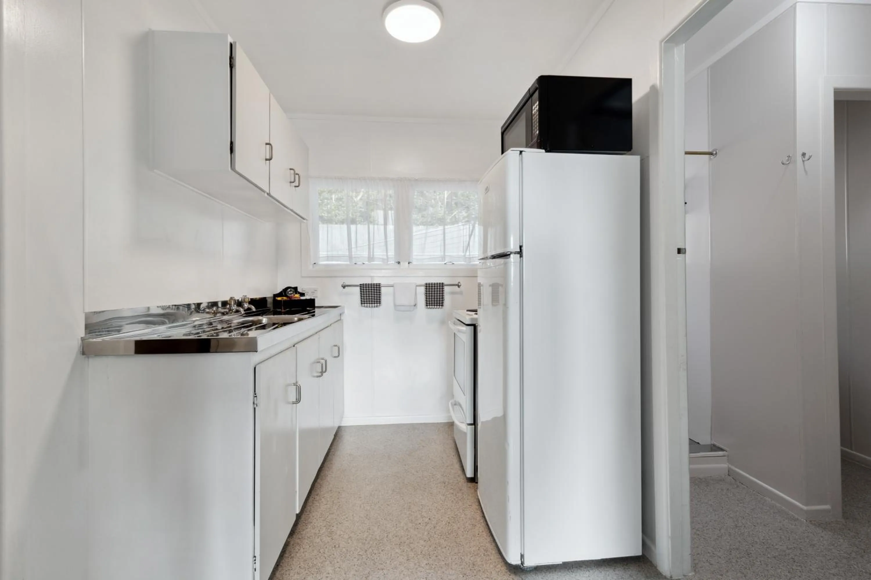 microwave in Flamingo Motel