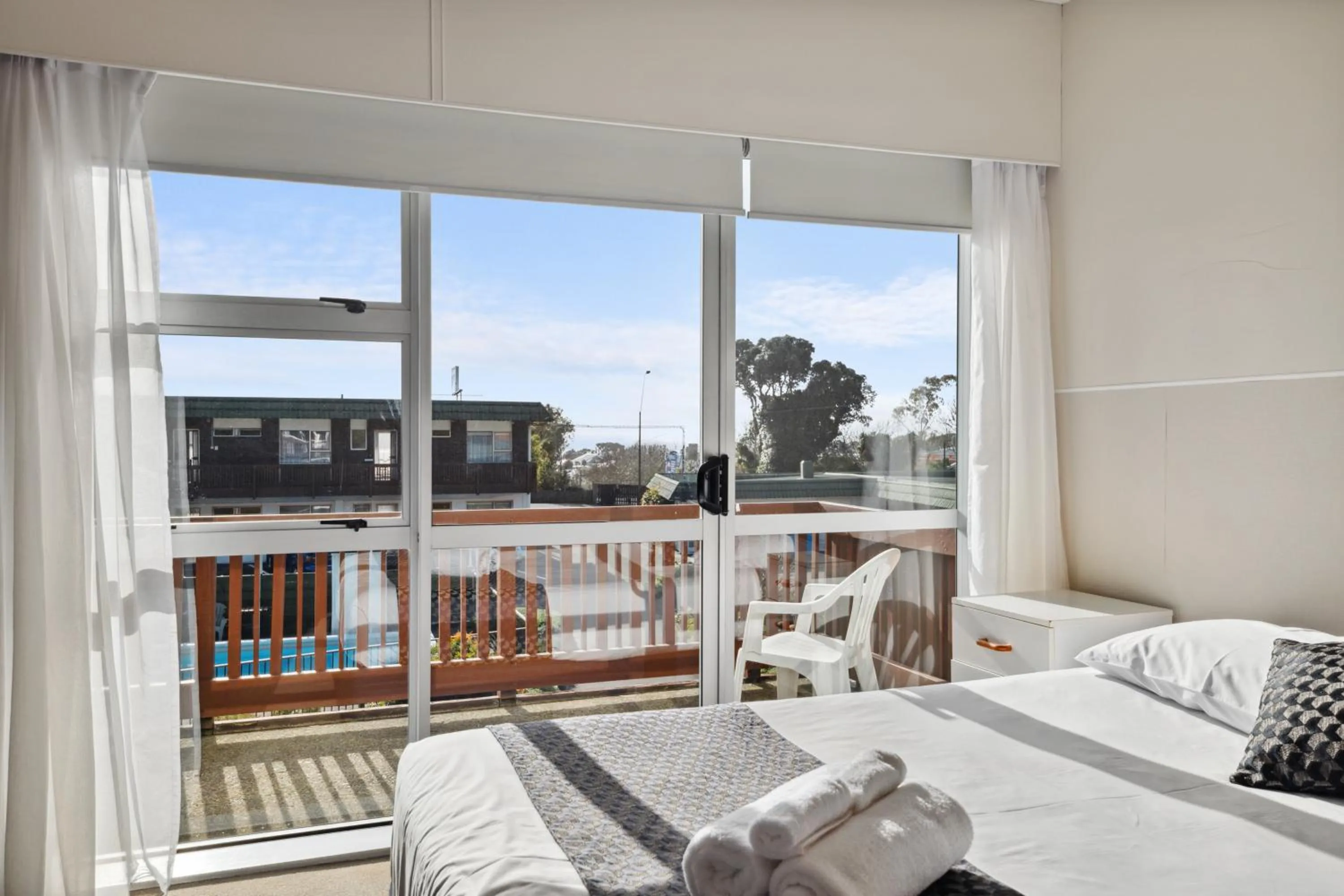 Bed in Flamingo Motel