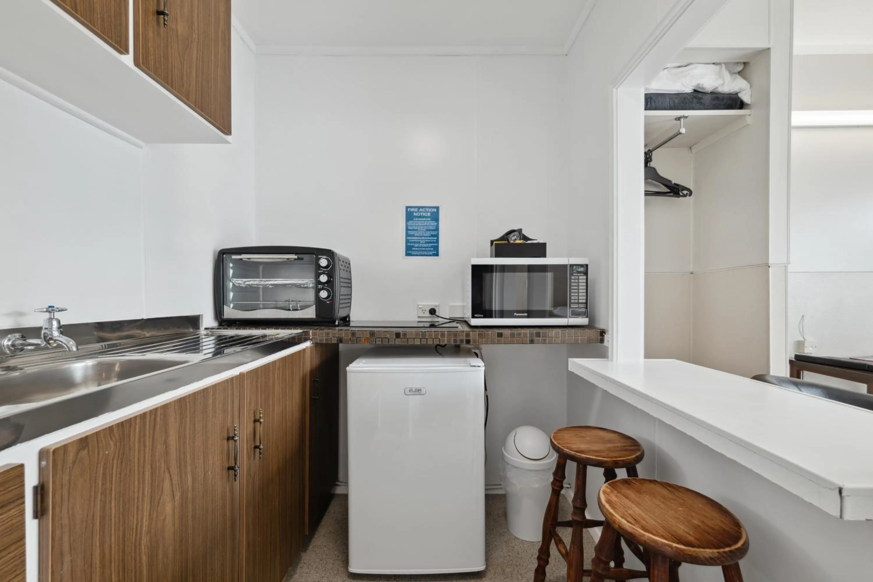 microwave in Flamingo Motel