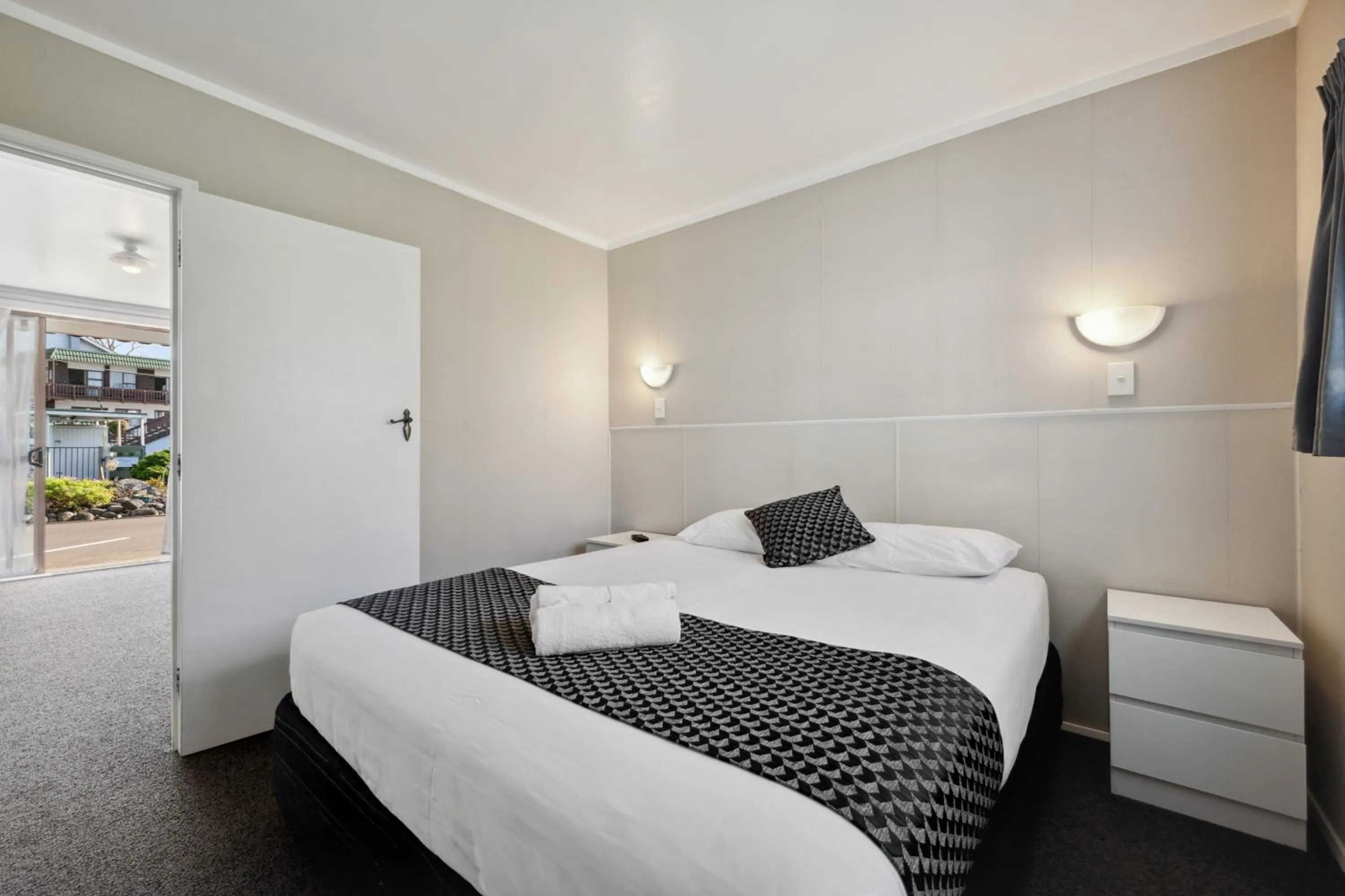 Patio, Bed in Flamingo Motel