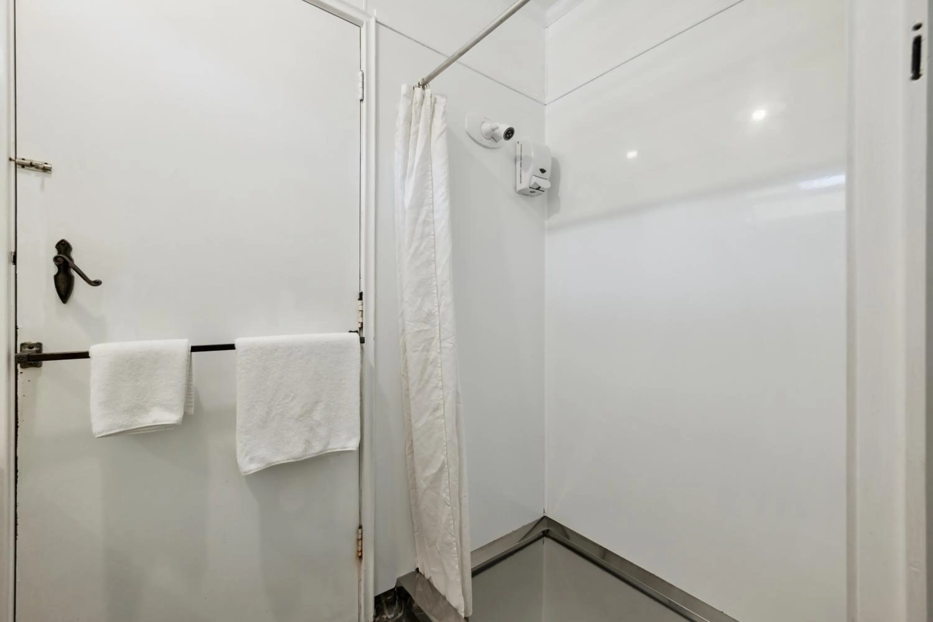 Bath in Flamingo Motel