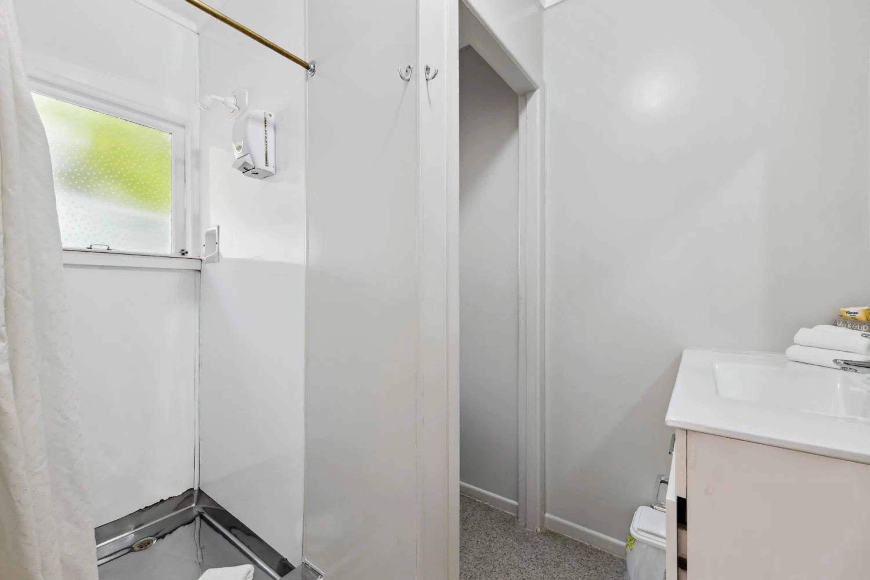 Shower in Flamingo Motel