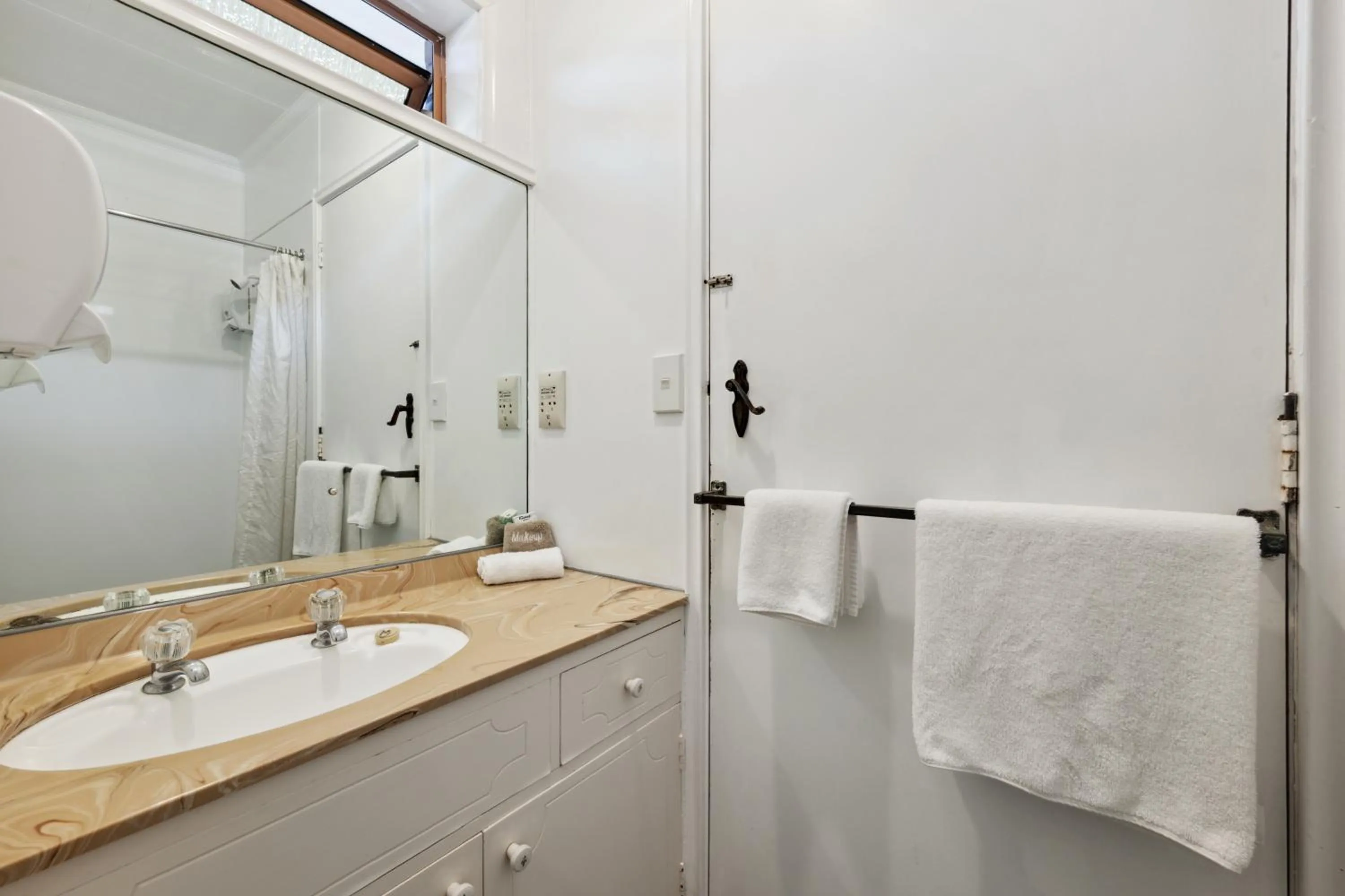 Bathroom in Flamingo Motel