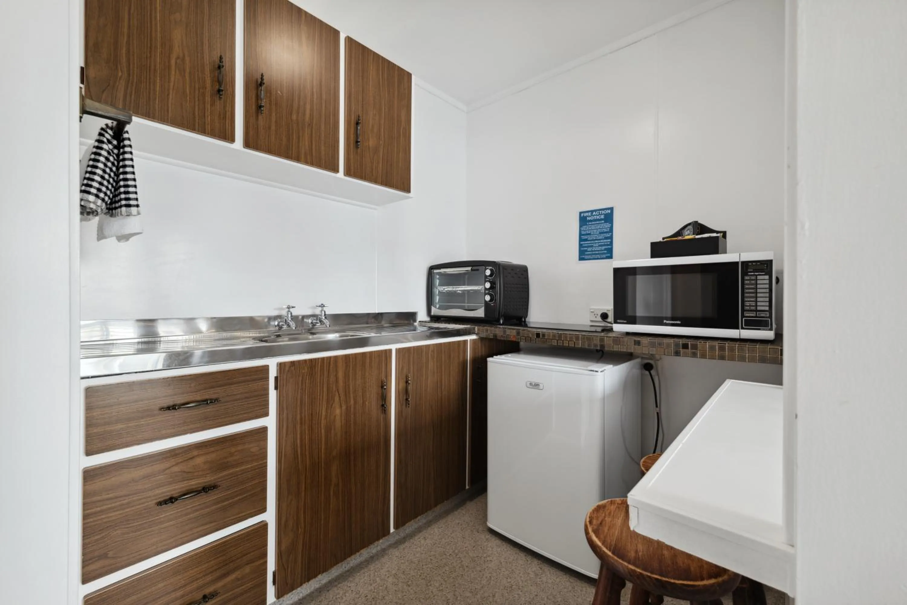 microwave in Flamingo Motel