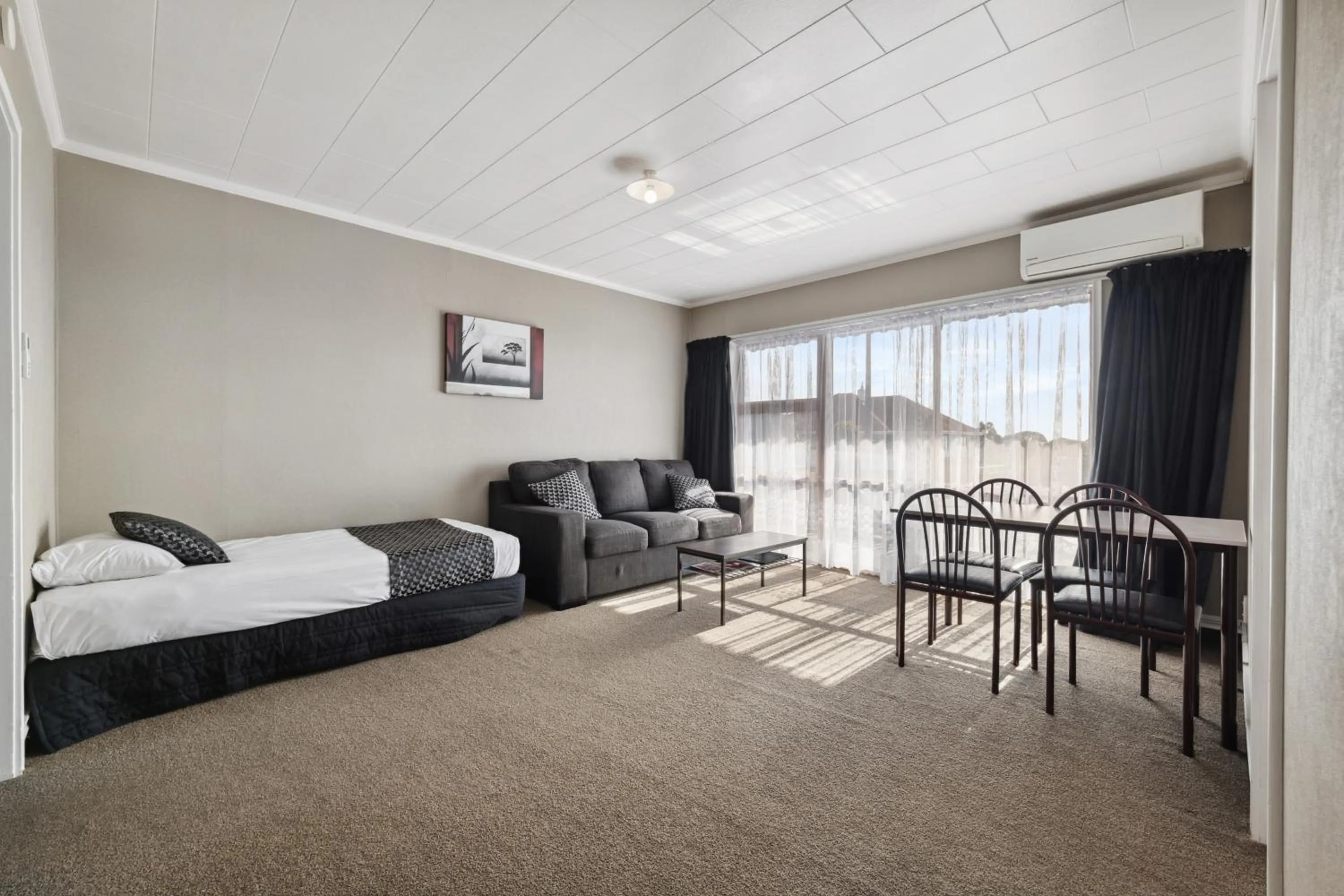 Bed in Flamingo Motel