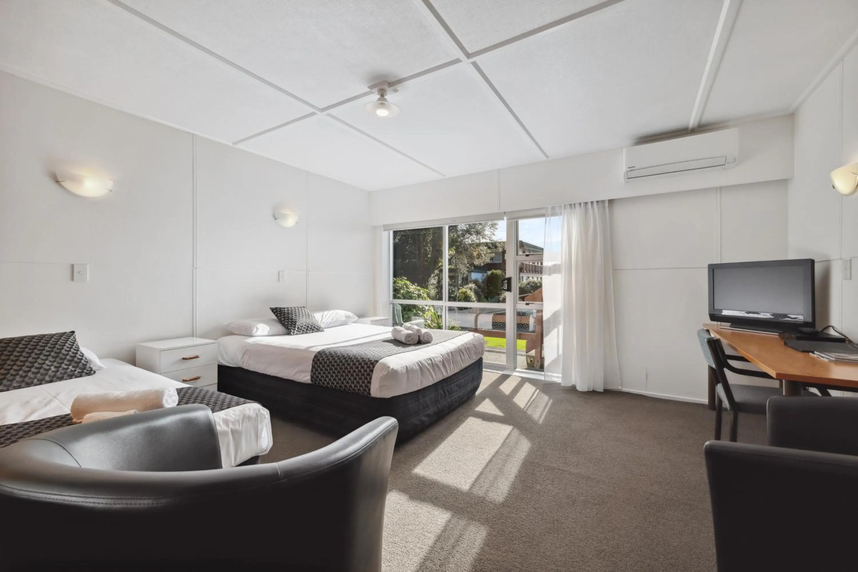 Facade/entrance, Bed in Flamingo Motel