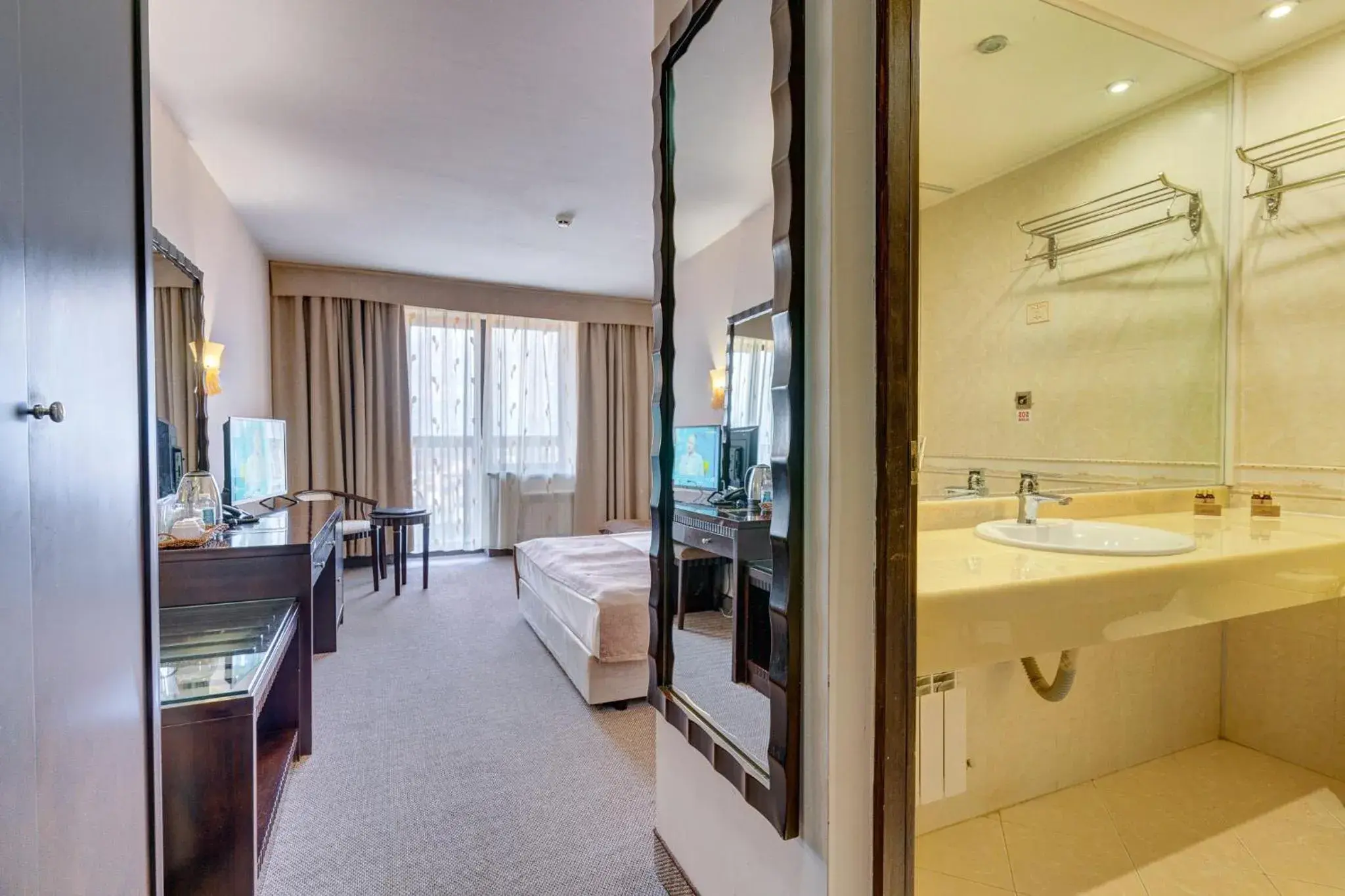 Deluxe Double or Twin Room (2 adults + 1 child) in Hotel Bansko SPA & Holidays - Free Parking Deluxe Double or Twin Room (2 adults + 1 child) in Hotel Bansko SPA & Holidays - Free Parking