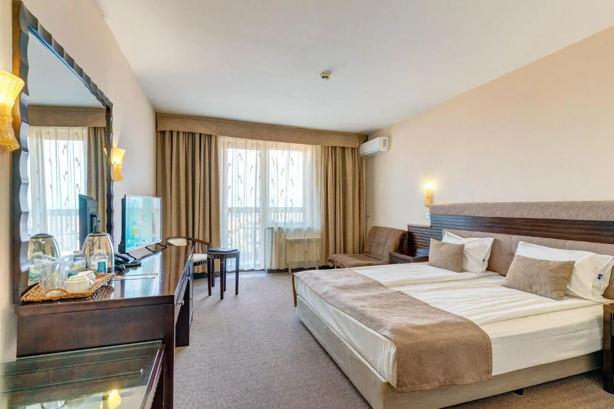 Deluxe Double or Twin Room (2 adults + 1 child) in Hotel Bansko SPA & Holidays - Free Parking Deluxe Double or Twin Room (2 adults + 1 child) in Hotel Bansko SPA & Holidays - Free Parking