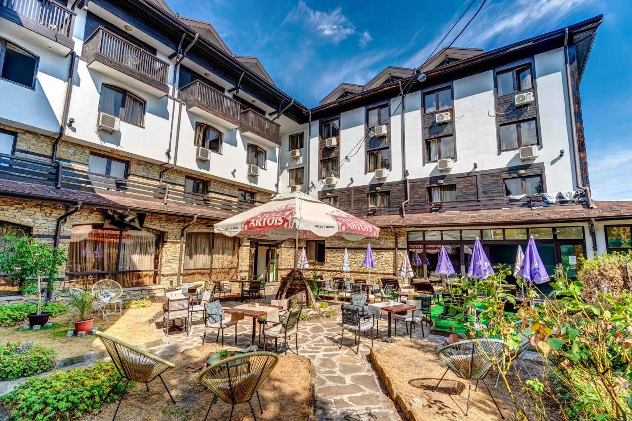 Garden in Hotel Bansko SPA & Holidays - Free Parking