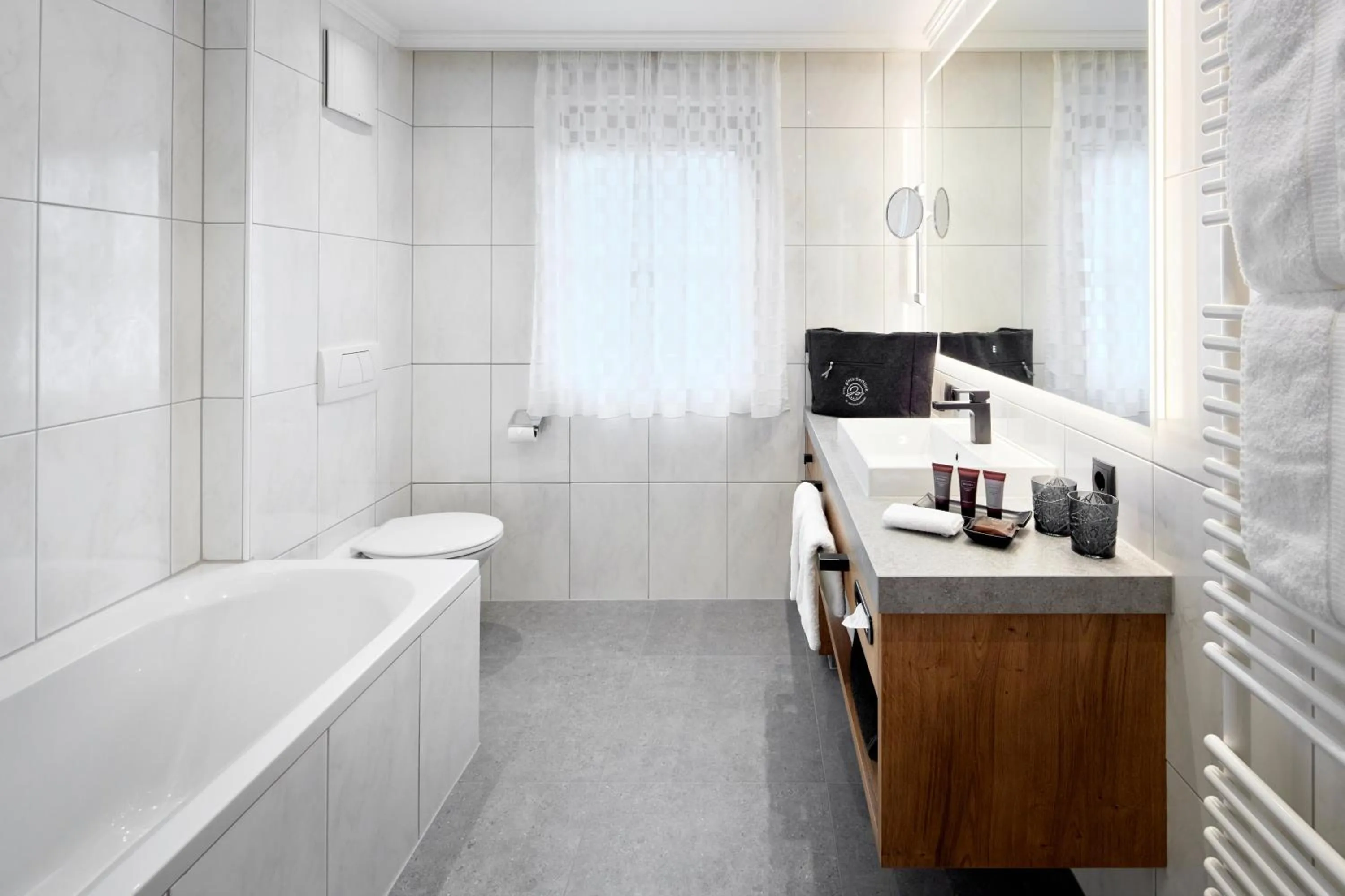 Bathroom, Bed in Hotel Gletscherblick