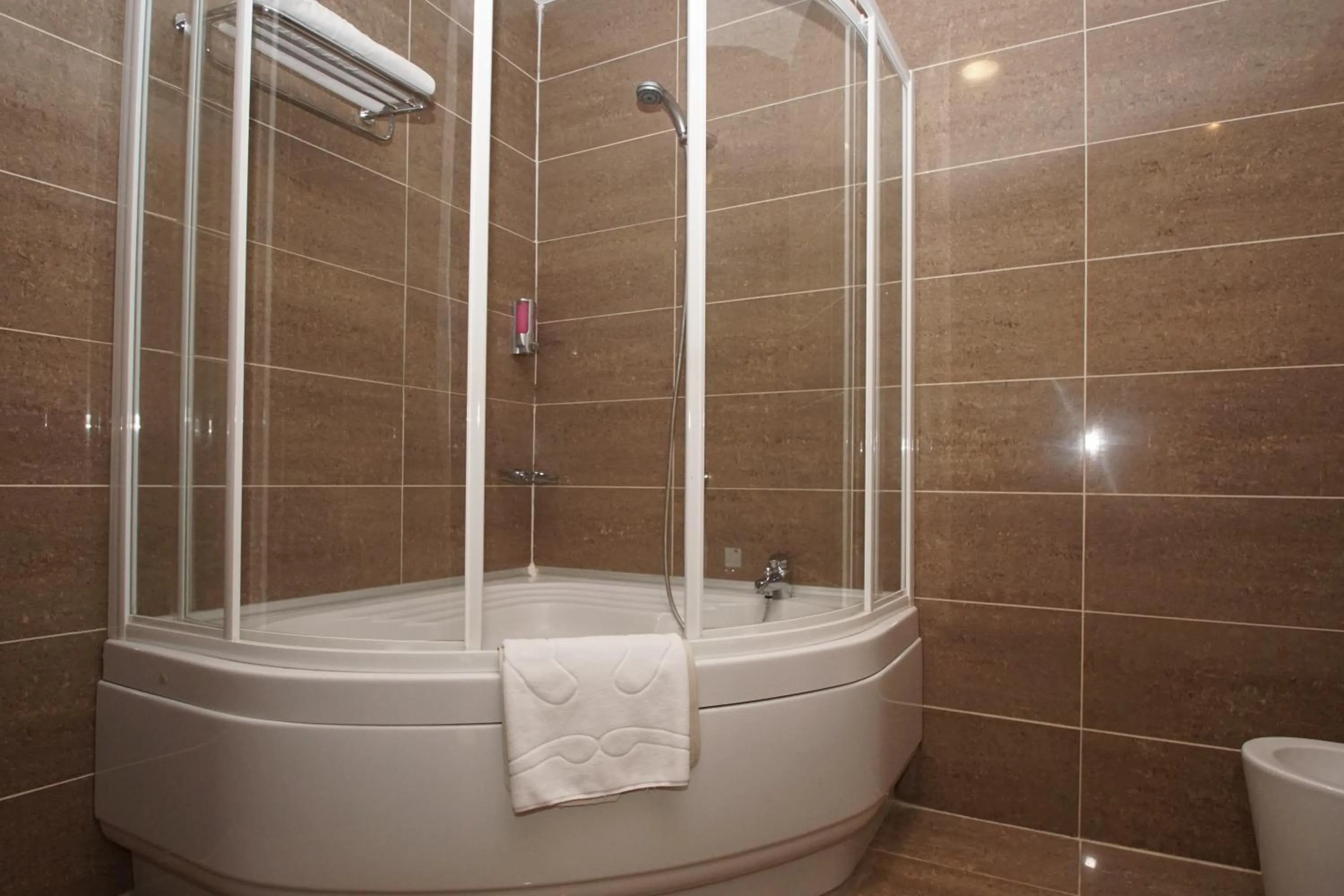 Shower in Grand Hotel Victory