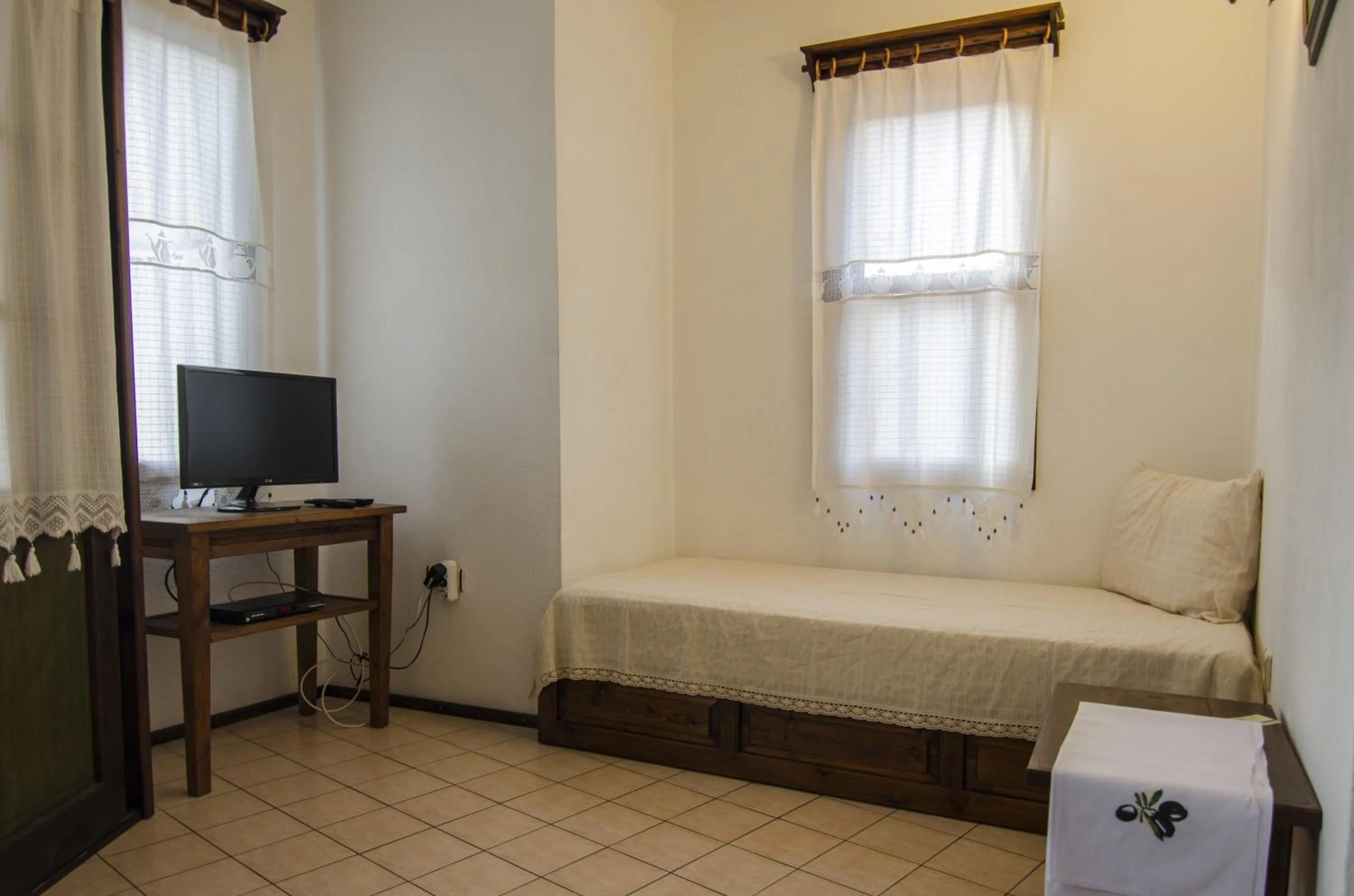 TV and multimedia in Olive Garden Apart Hotel