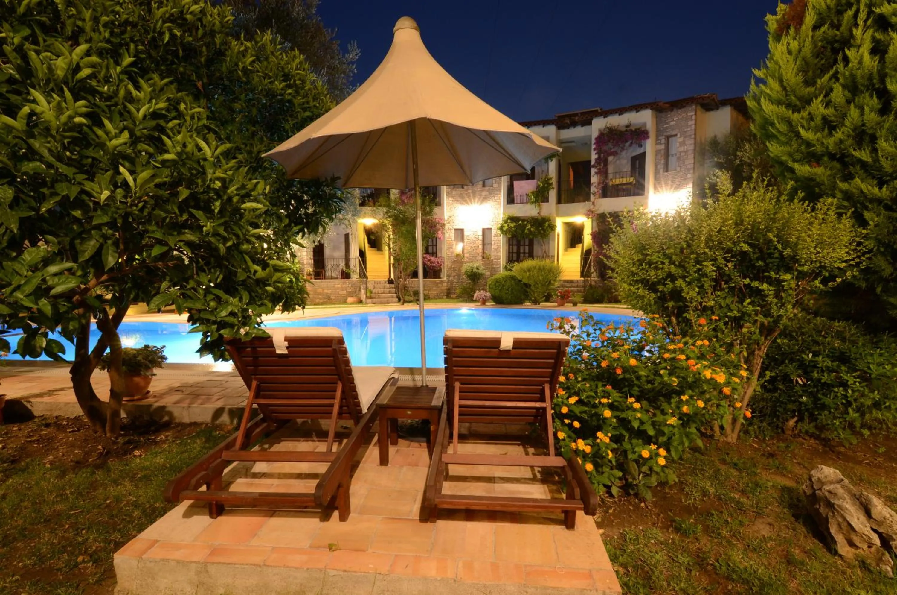 Swimming pool in Olive Garden Apart Hotel