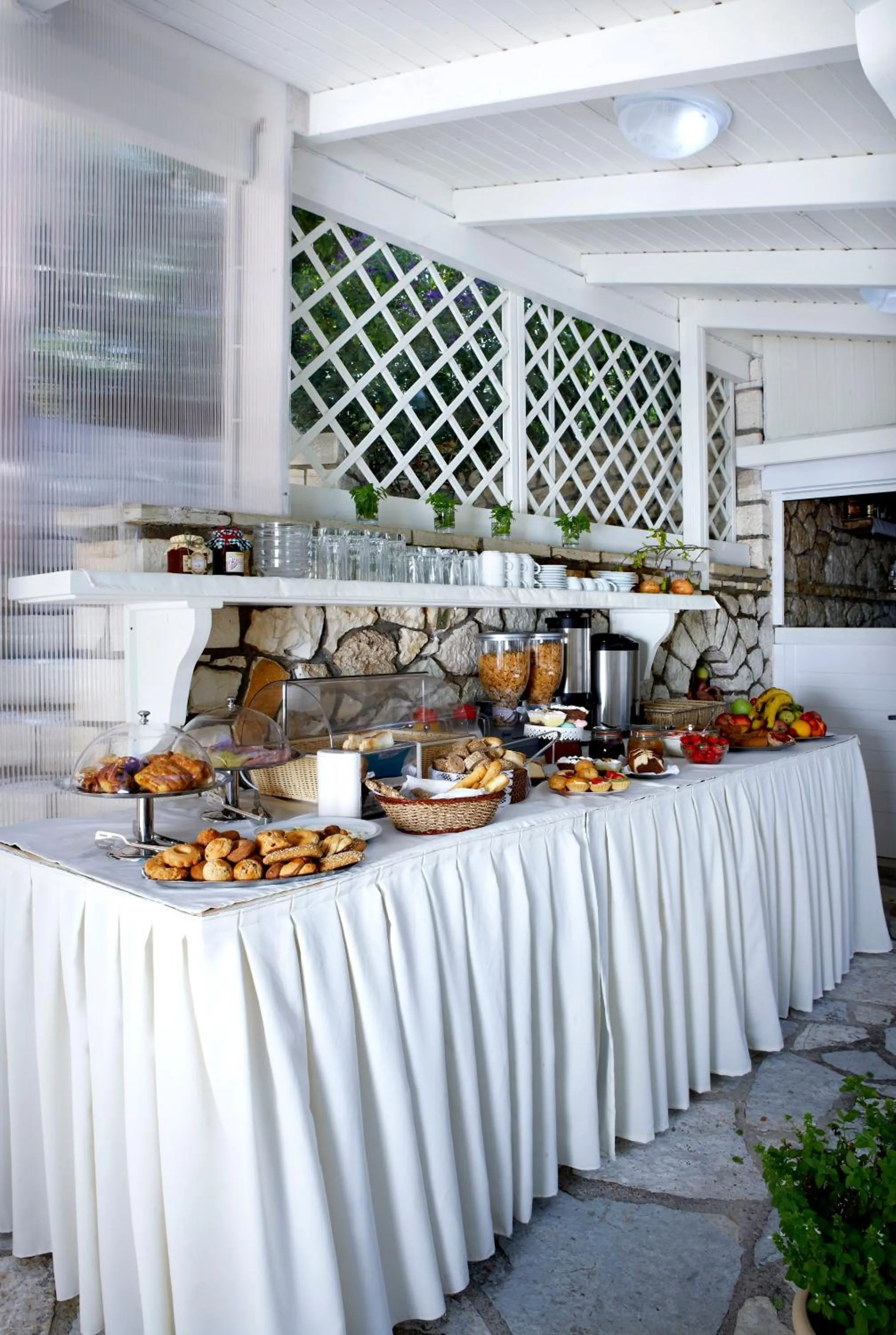 Restaurant/places to eat in Dafnoudi Hotel Apartments