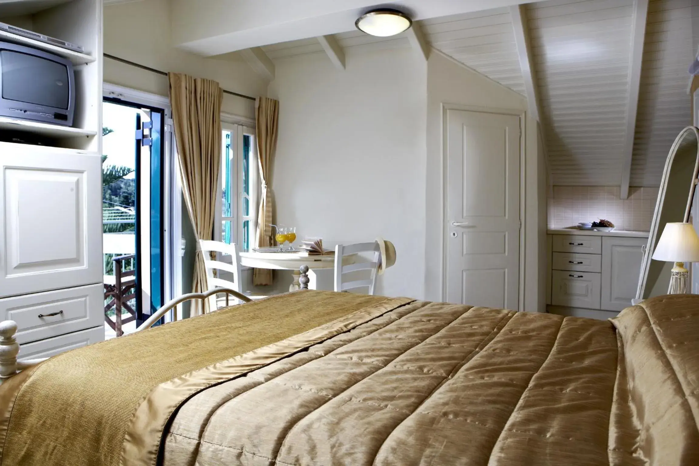 Photo of the whole room, Bed in Dafnoudi Hotel Apartments Photo of the whole room, Bed in Dafnoudi Hotel Apartments