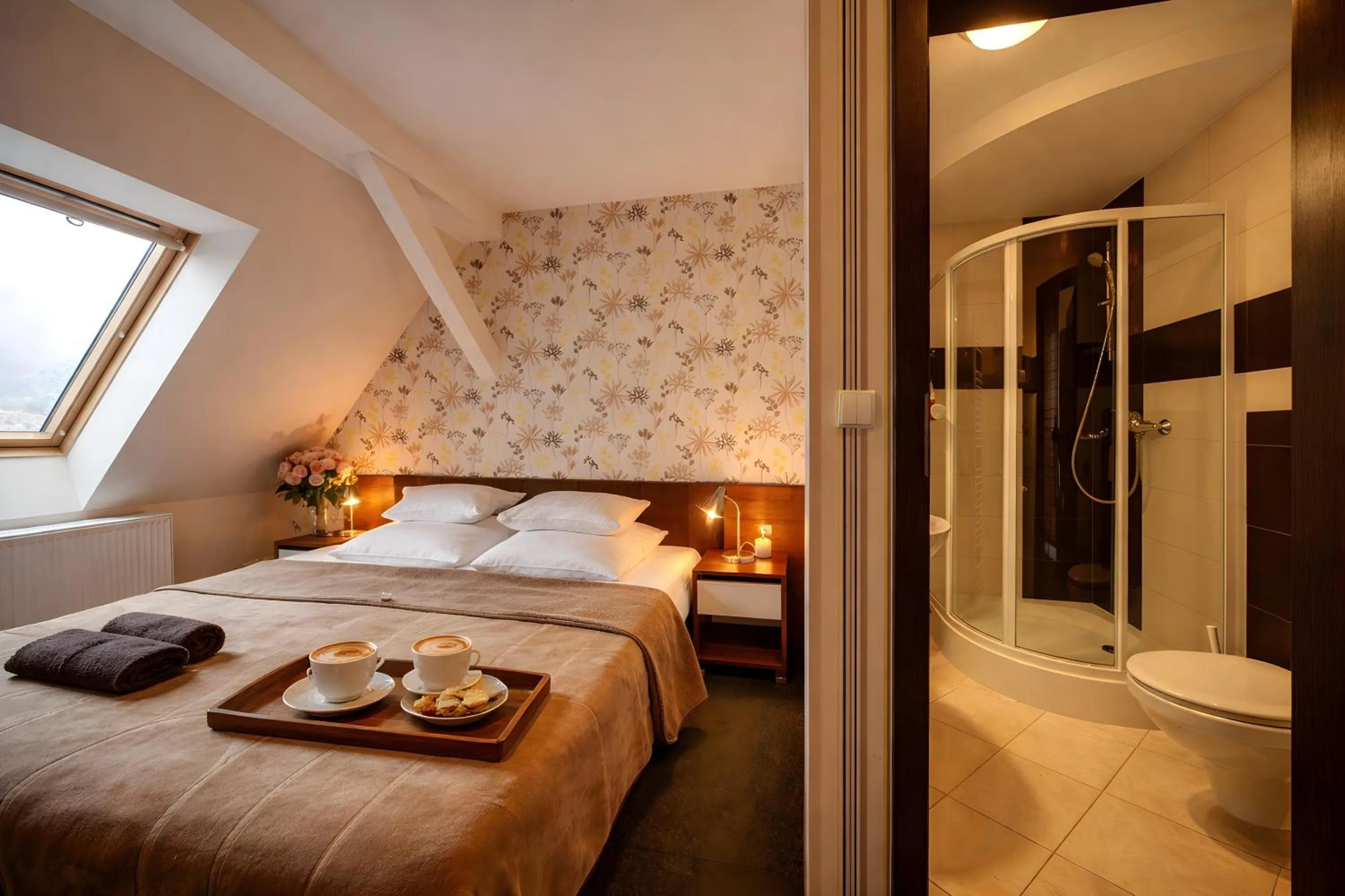 Bathroom, Bed in WILLA PETRUS - CENTRUM BALKONY WINDA ŚNIADANIA RELAKS I WYGODa