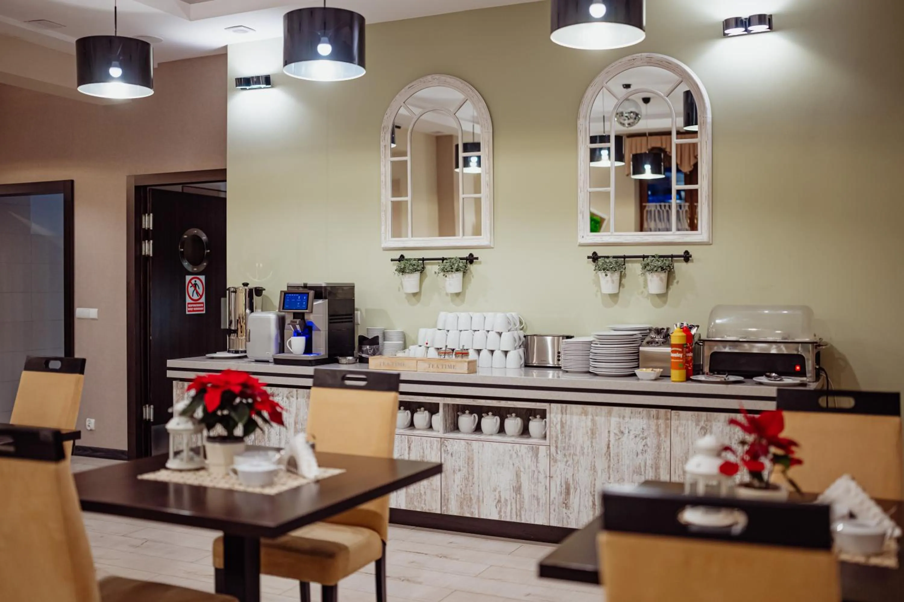 Dining area in WILLA PETRUS - CENTRUM BALKONY WINDA ŚNIADANIA RELAKS I WYGODa