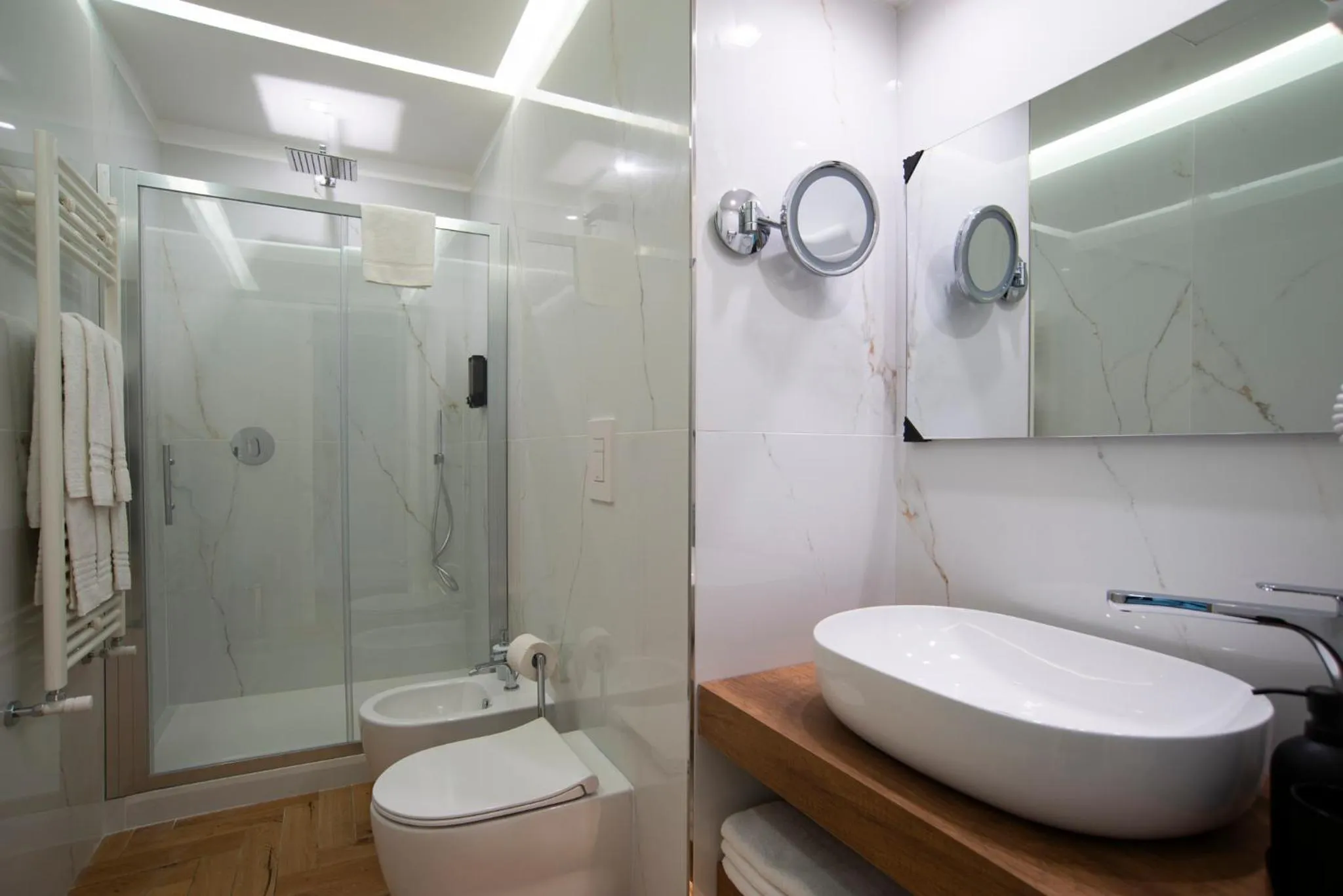 Shower in The Five Rooms Napoli