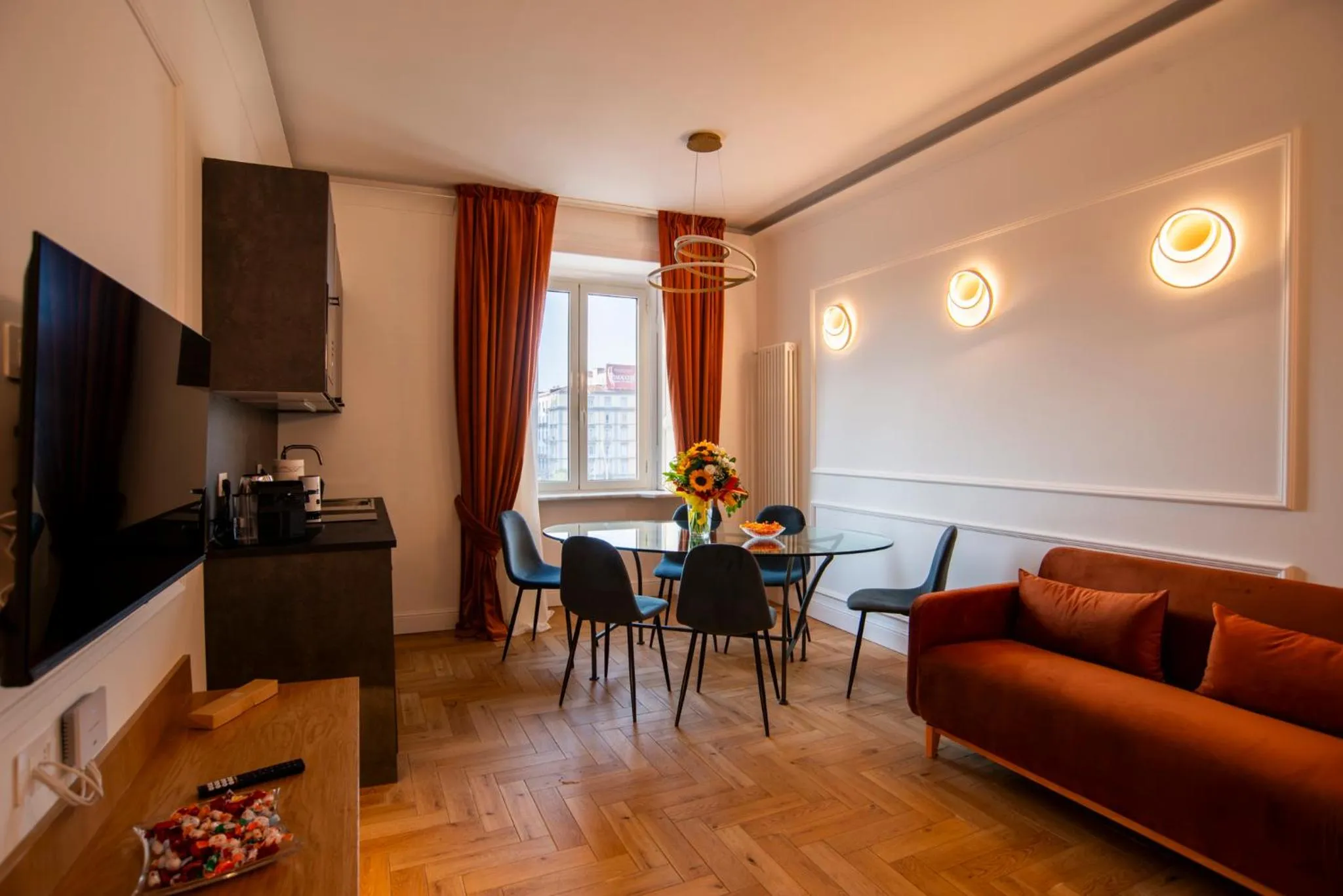 Communal lounge/ TV room in The Five Rooms Napoli