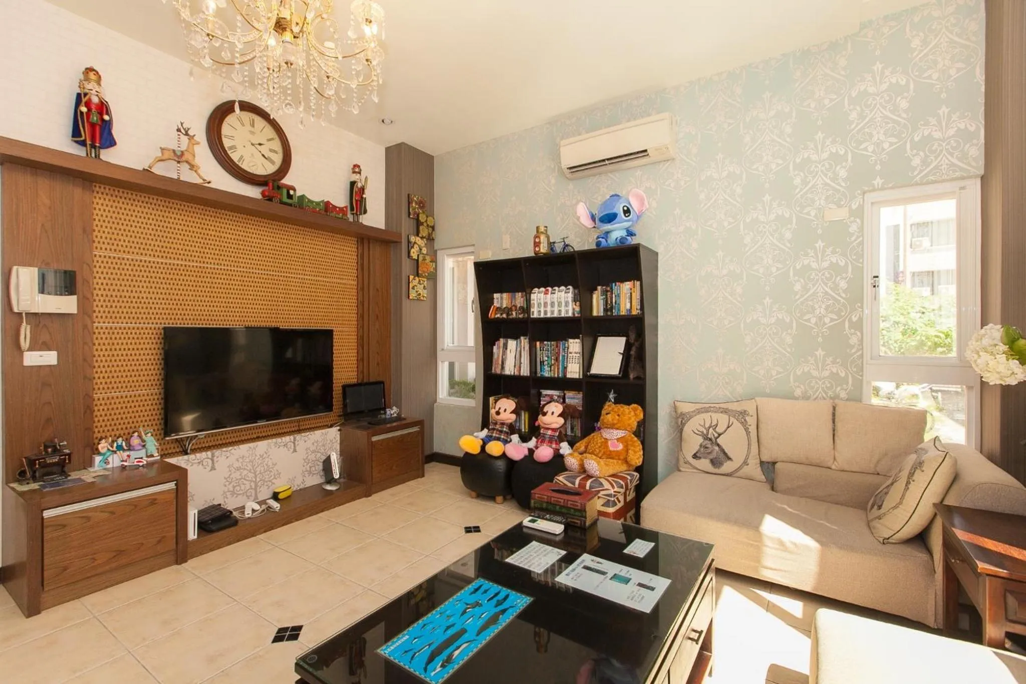 Communal lounge/ TV room in White Cotton Candy Homestay