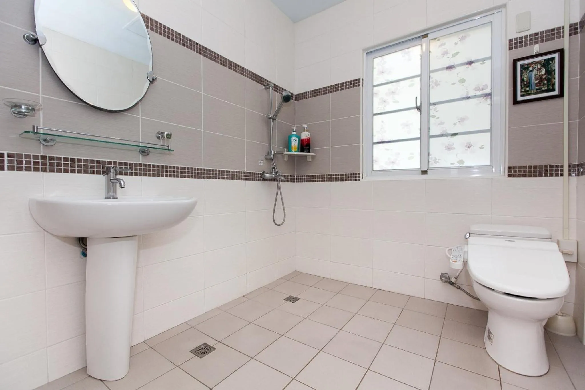 Shower in White Cotton Candy Homestay