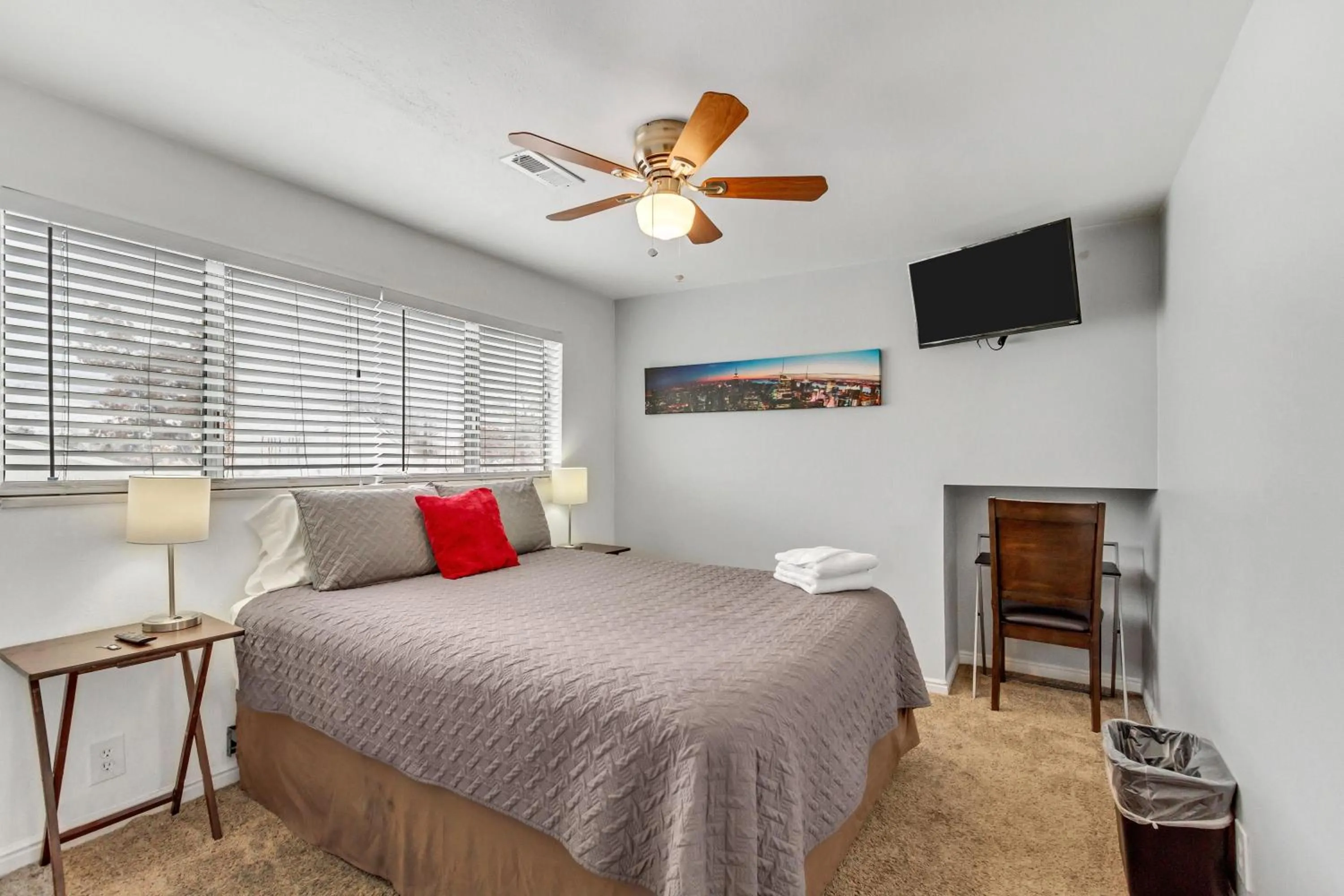 Bed in Large Room Near UVU & BYU