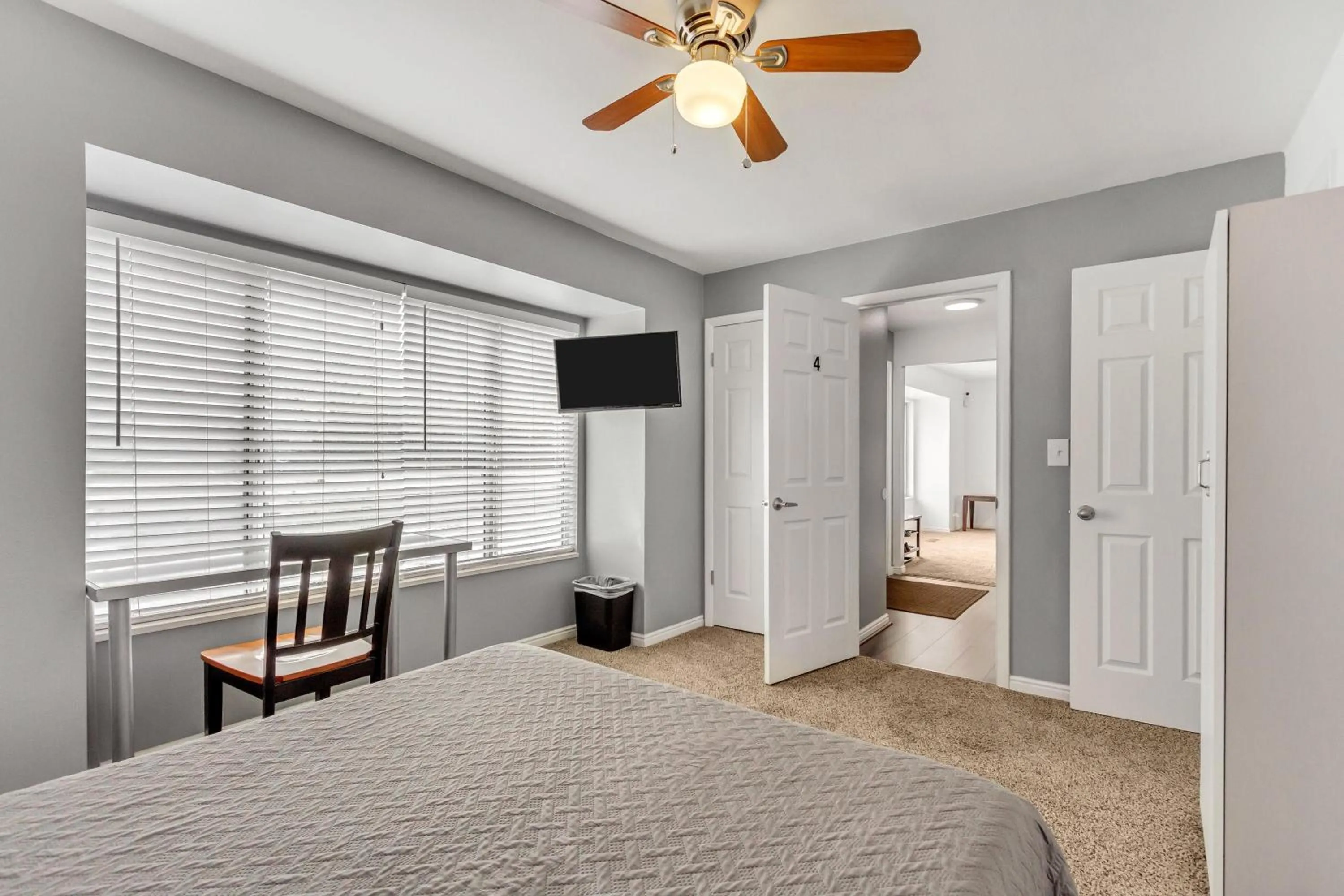 Bed in Large Room Near UVU & BYU