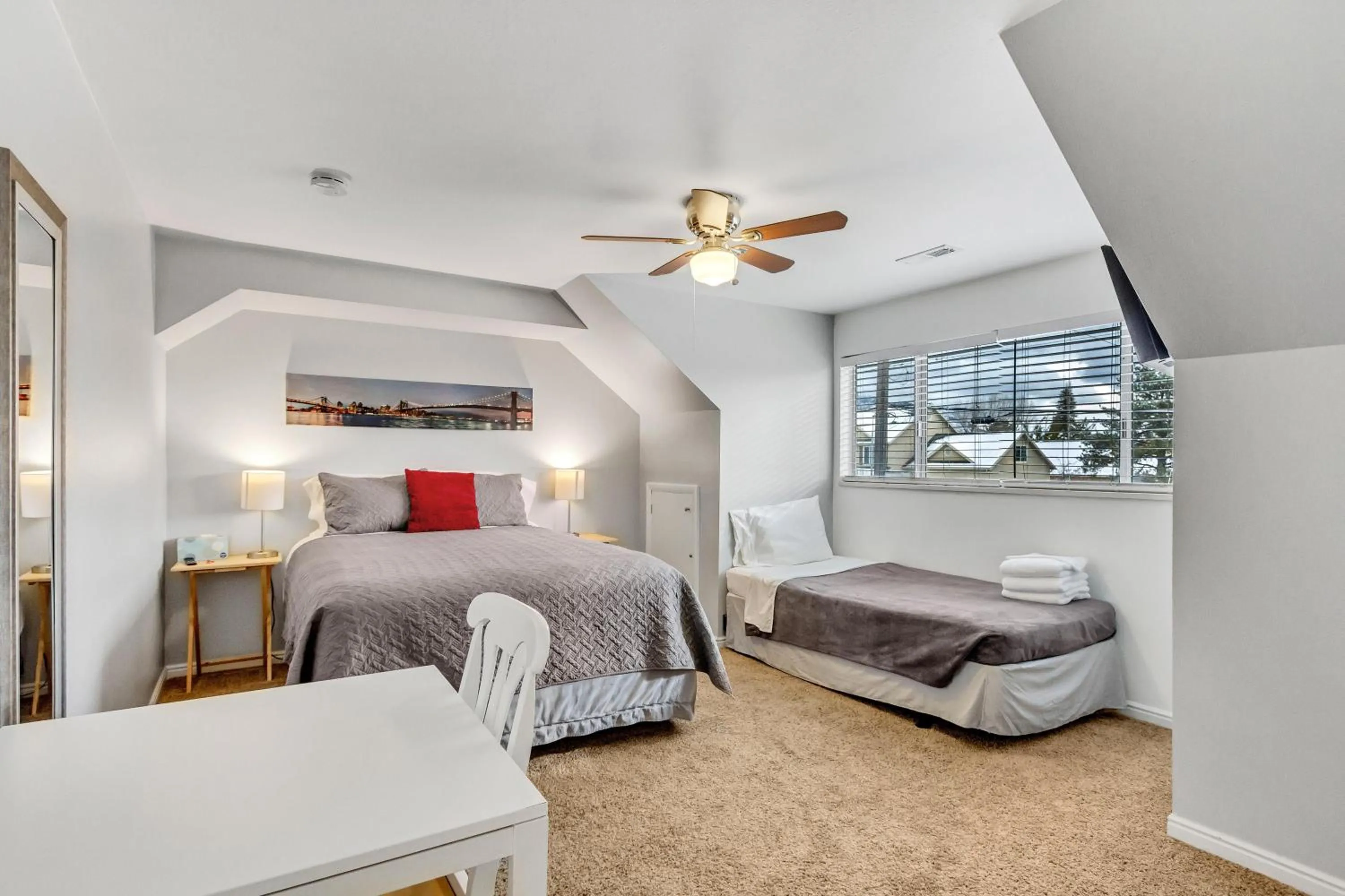 Bed in Large Room Near UVU & BYU