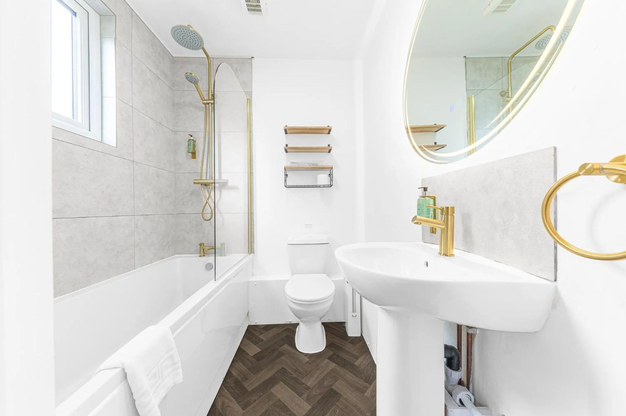 Shower in The Mortal Man Inn